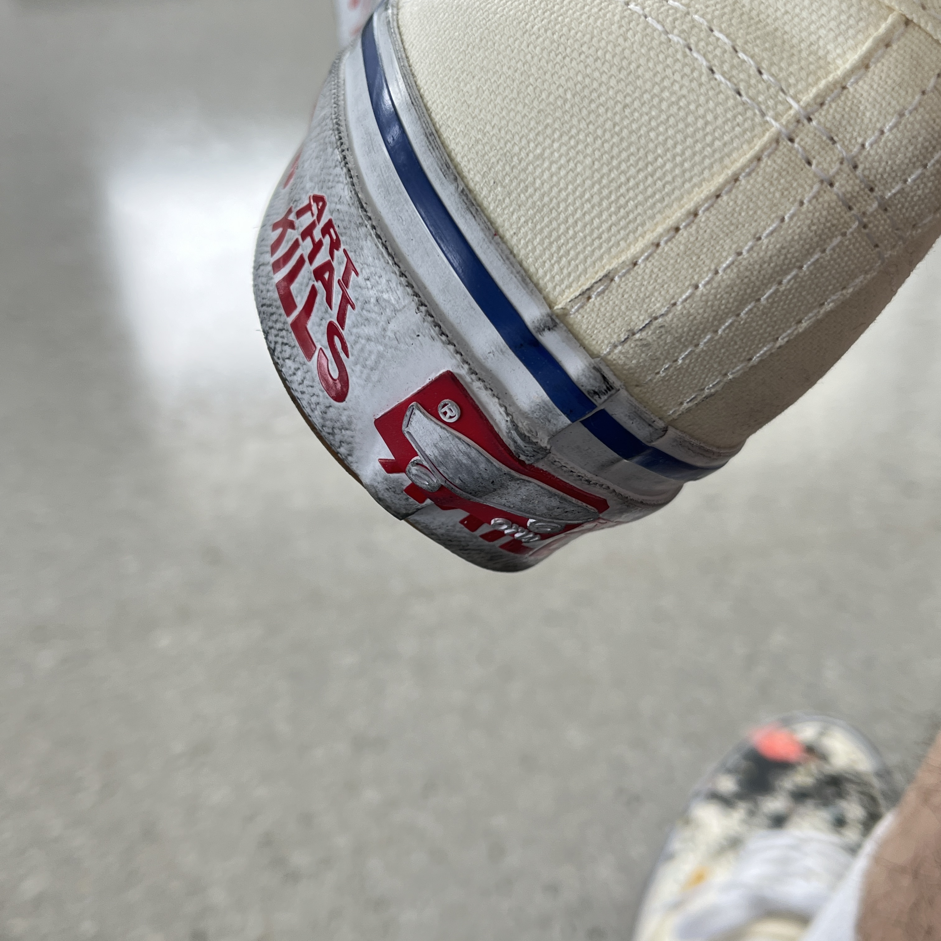 Vans x Gallery Dept. Authentic Reissue 44 Art That Kills 착용 스타일 - 4