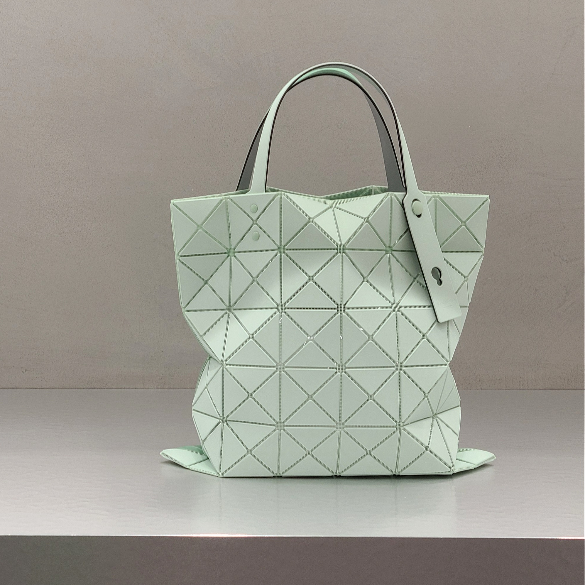 Bao Bao Issey Miyake Lucent One-Tone Tote Bag Mint Green, Bao Bao Issey Miyake Lucent One-Tone Tote Bag Light Blue 착용 스타일 - 1