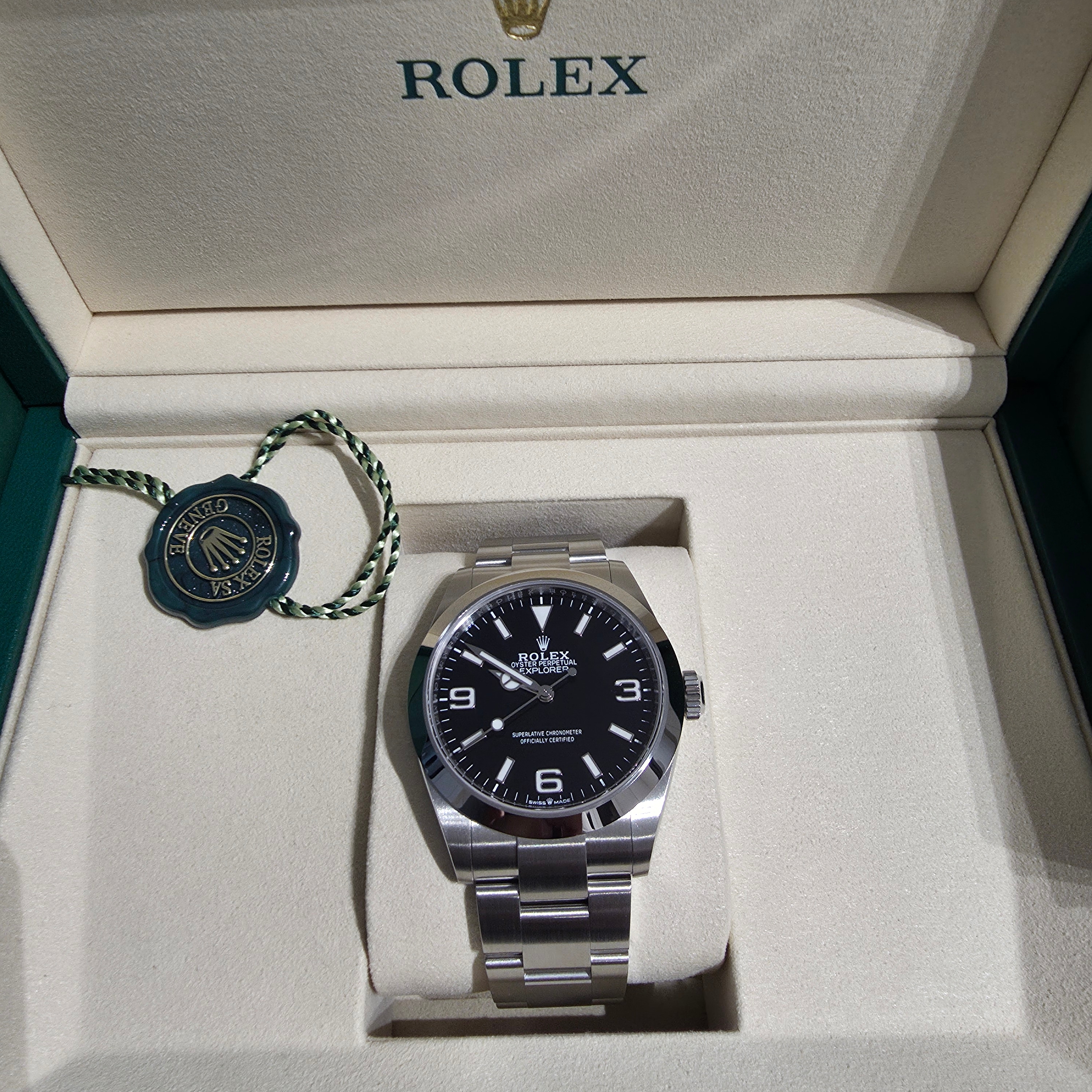 Rolex Explorer 40mm 224270 Black Oyster 착용 스타일 - 3