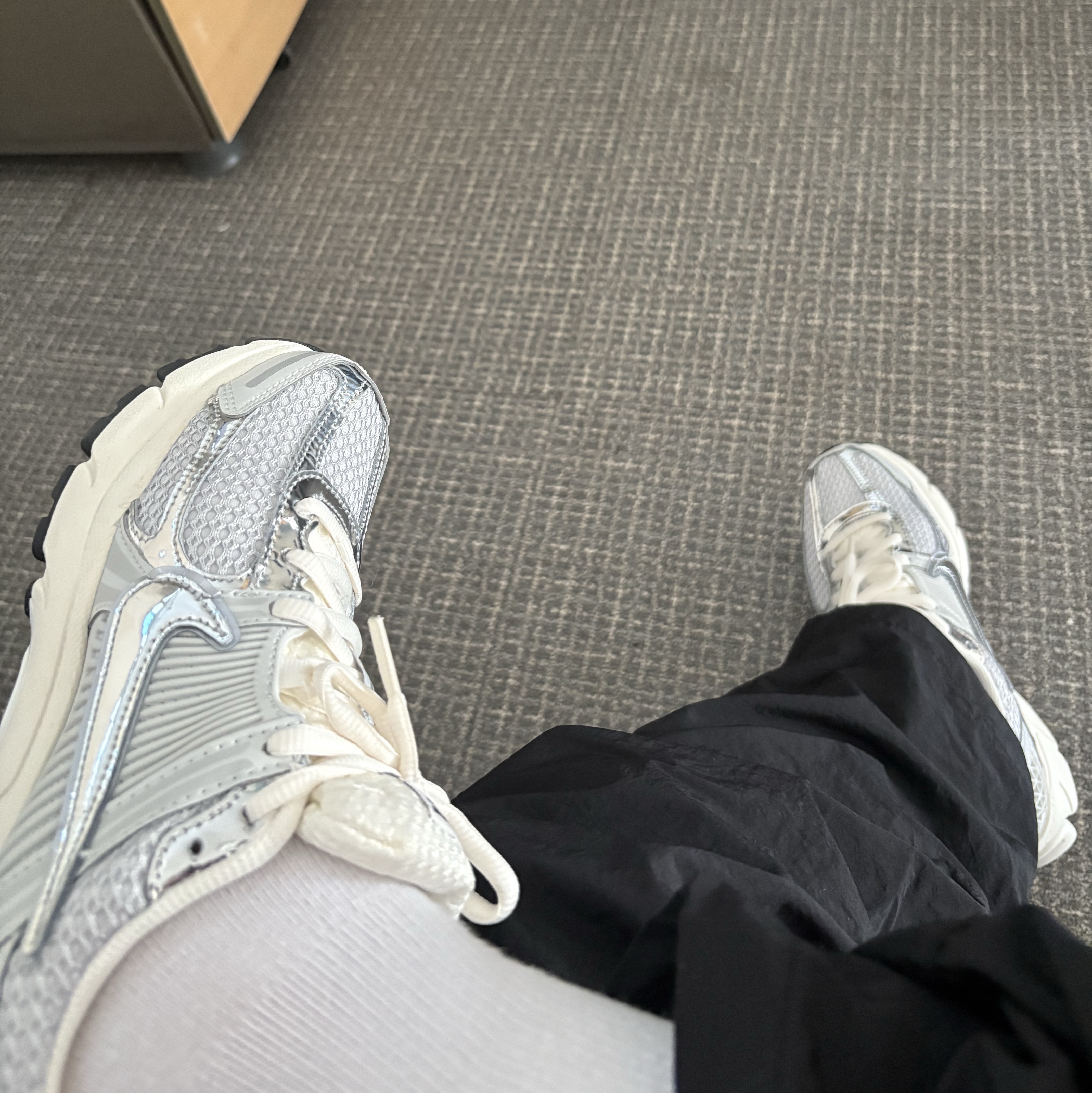 Nike Zoom Vomero 5 Photon Dust Gridiron 착용 스타일