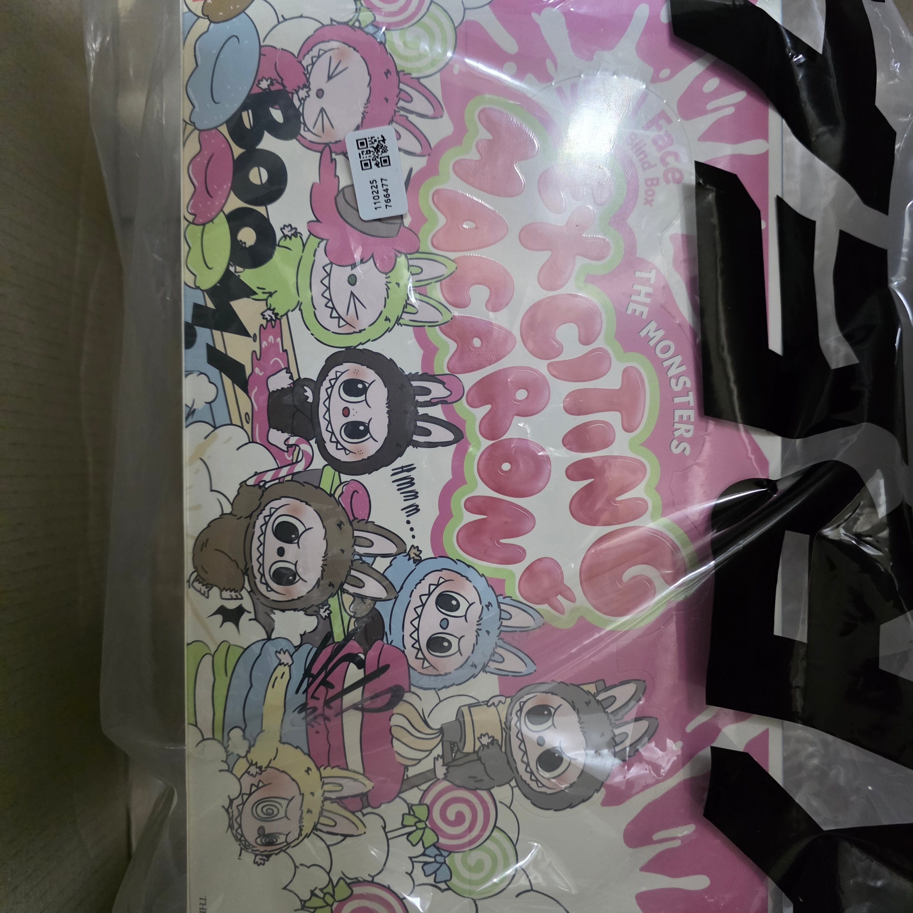 Pop Mart The Monsters Labubu Tasty Macarons Series Sealed Case (6 Blind Boxes) 착용 스타일