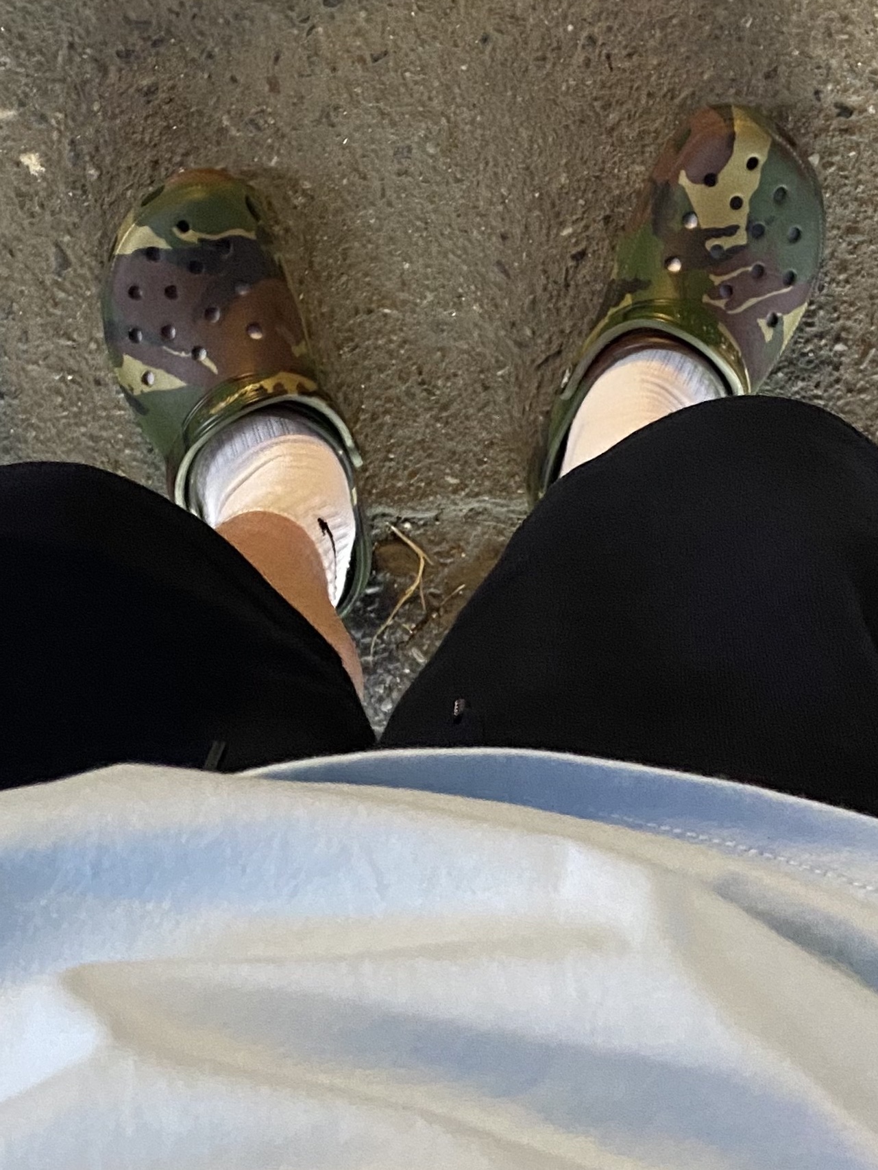 Crocs x Palace Classic Clog Woodland Camo, (W) Mischief FW Rhombus Running Cap Grey 착용 스타일 - 3