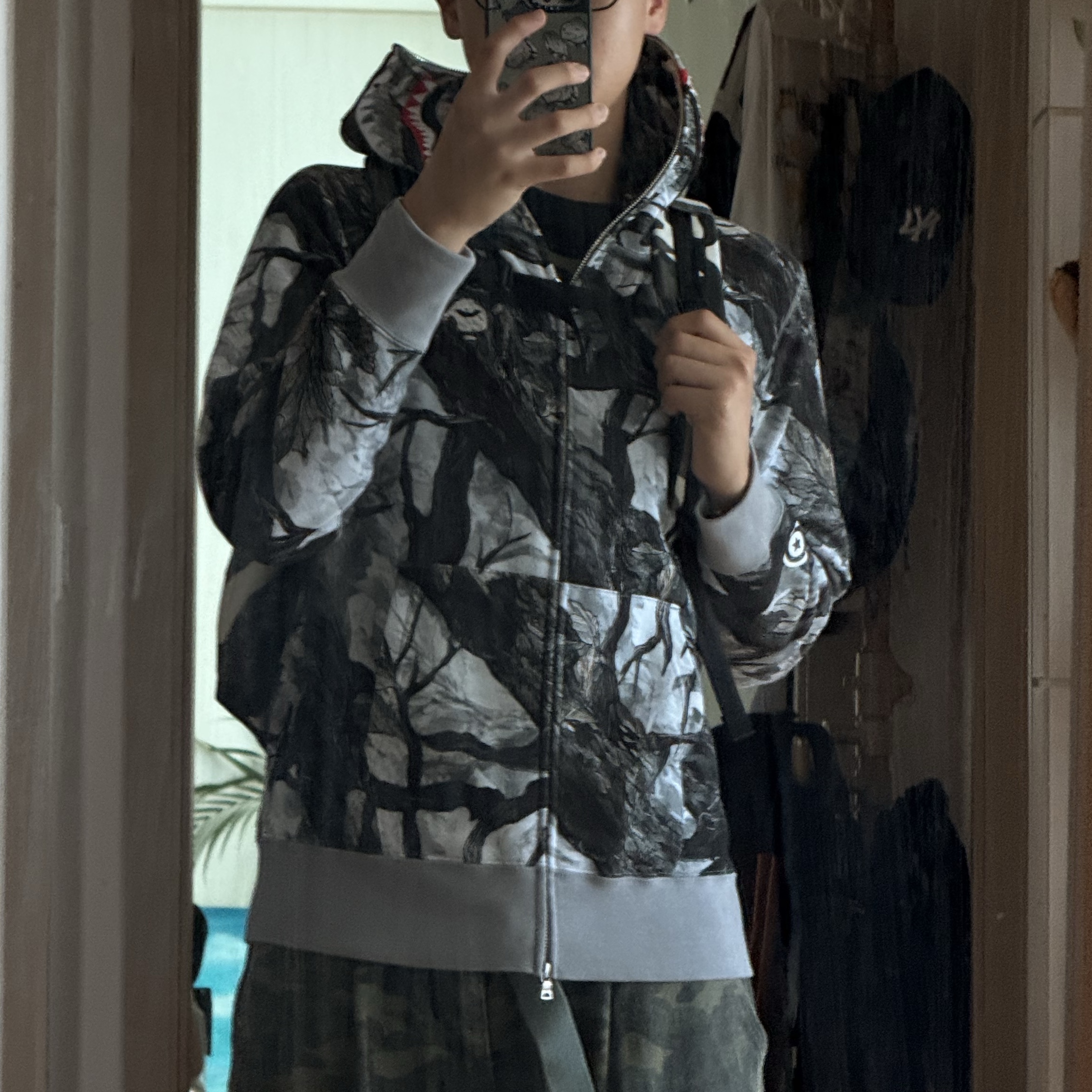 BAPE Tree Edge Camo Shark Full Zip Hoodie White 착용 스타일 - 2
