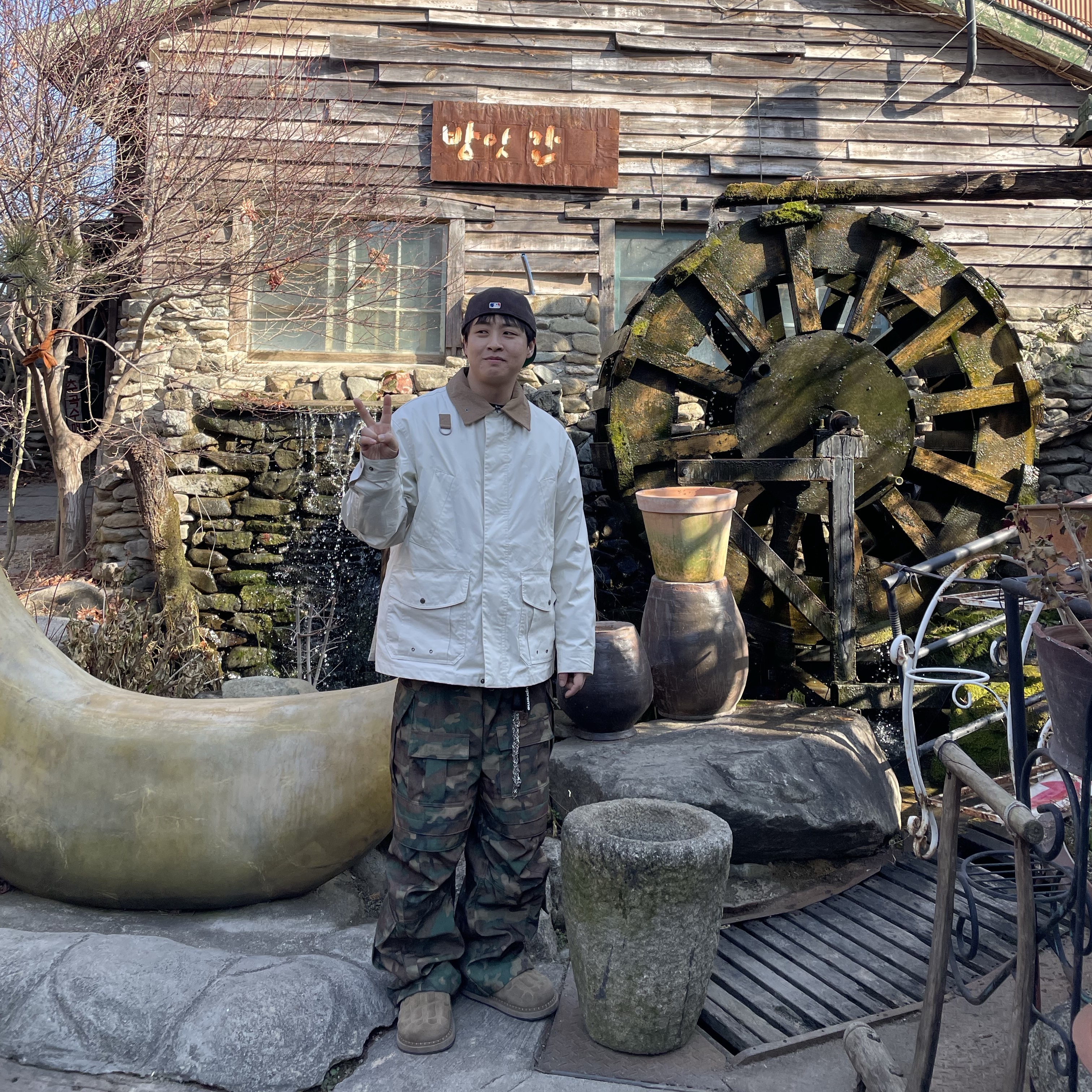 Farfromwhat Far Camo Cargo Pants Green, Kinchi x Yiyae Bone Mule Camel 착용 스타일 - 2