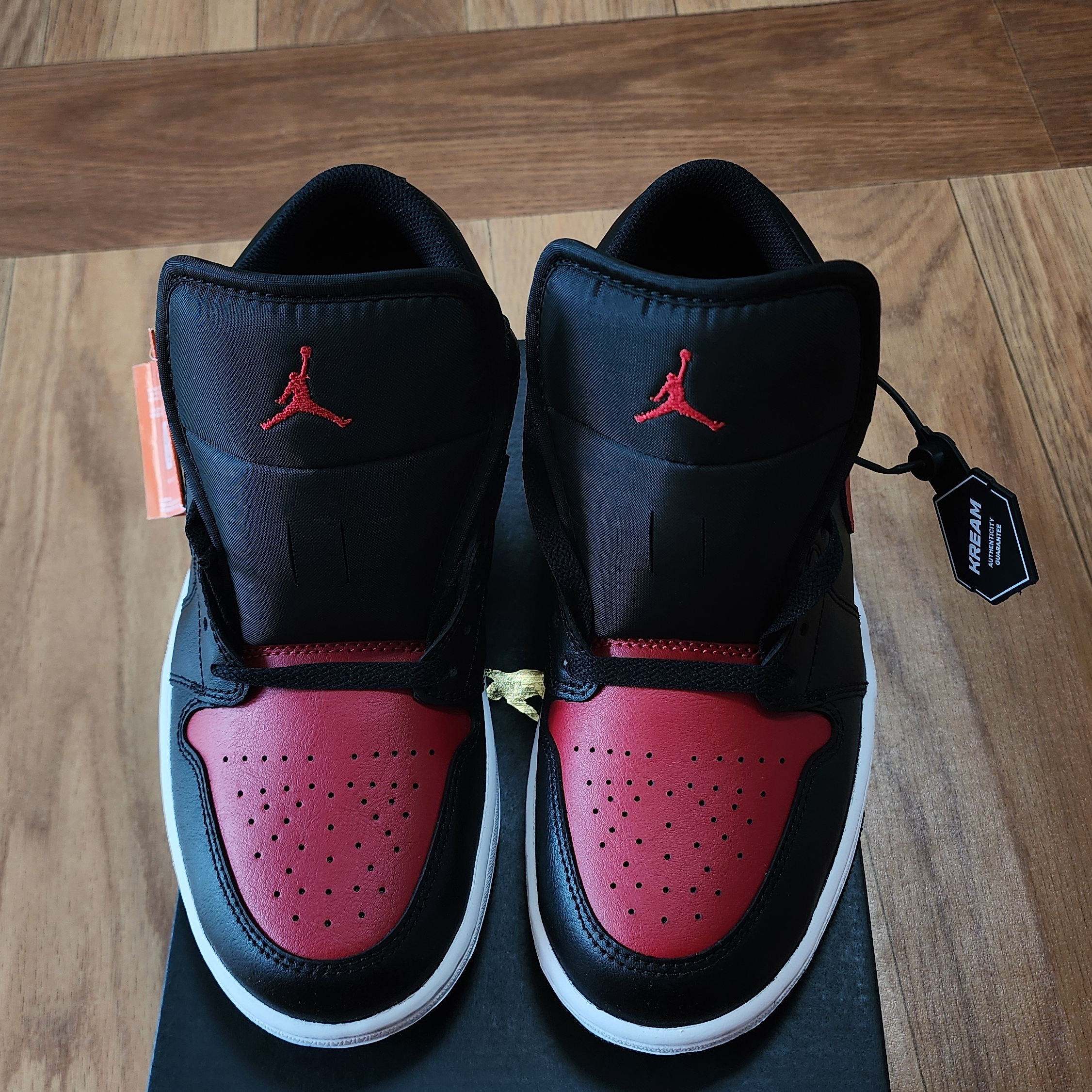Jordan 1 Low Black Varsity Red 착용 스타일 - 1