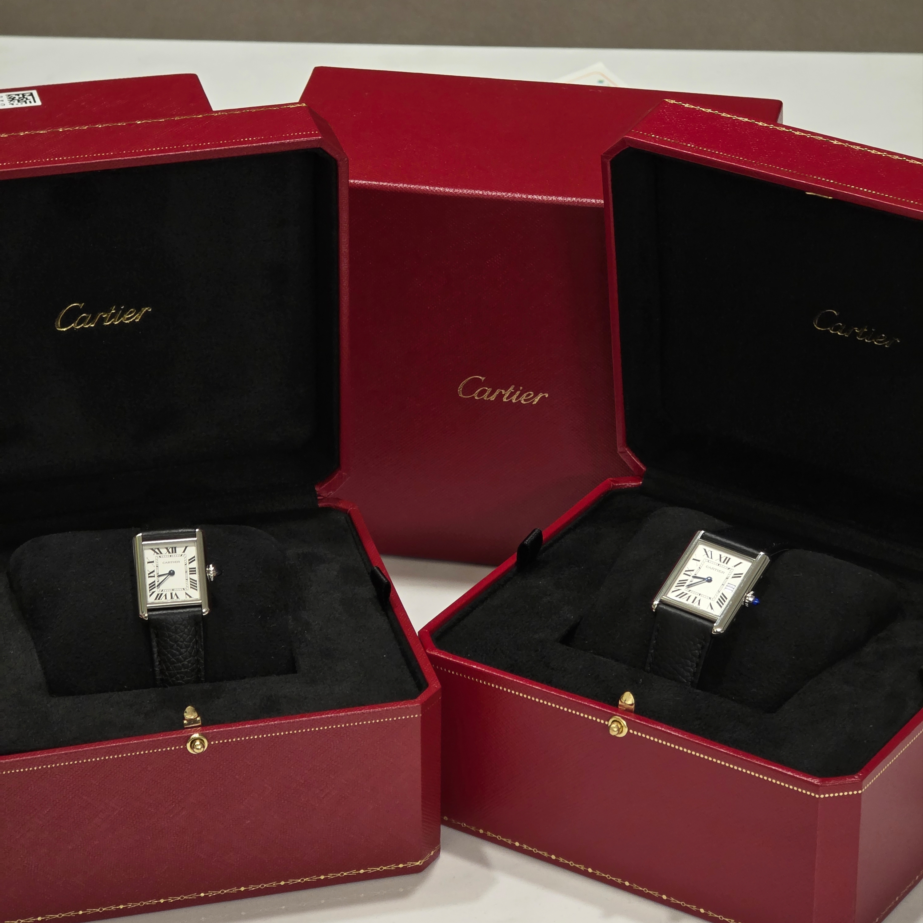 Cartier Tank Must Watch Large Quartz Steel Calfskin Black, Cartier Tank Must Watch Small Quartz Steel Calfskin Black 착용 스타일 - 2