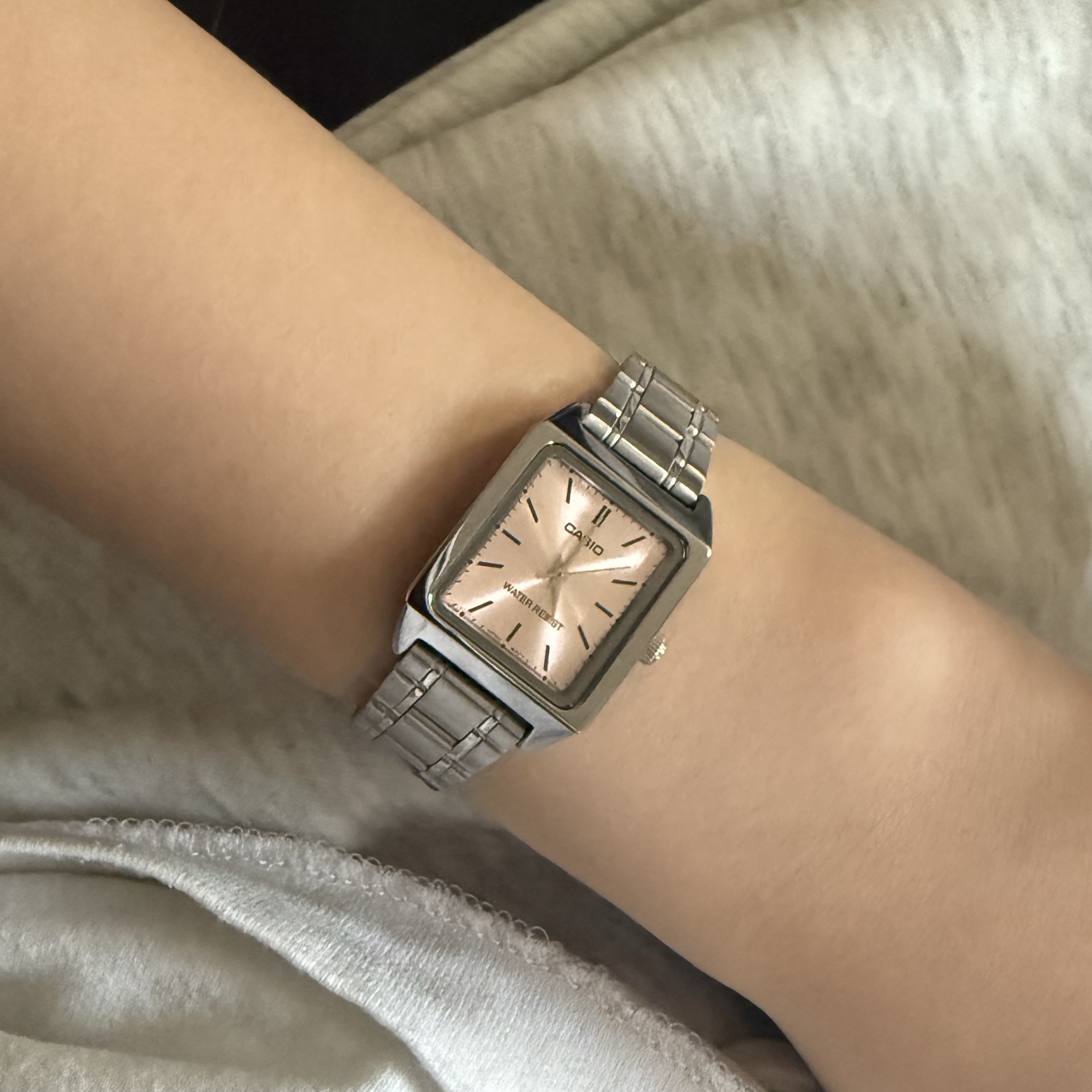 Casio LTP-V007D-4E 착용 스타일