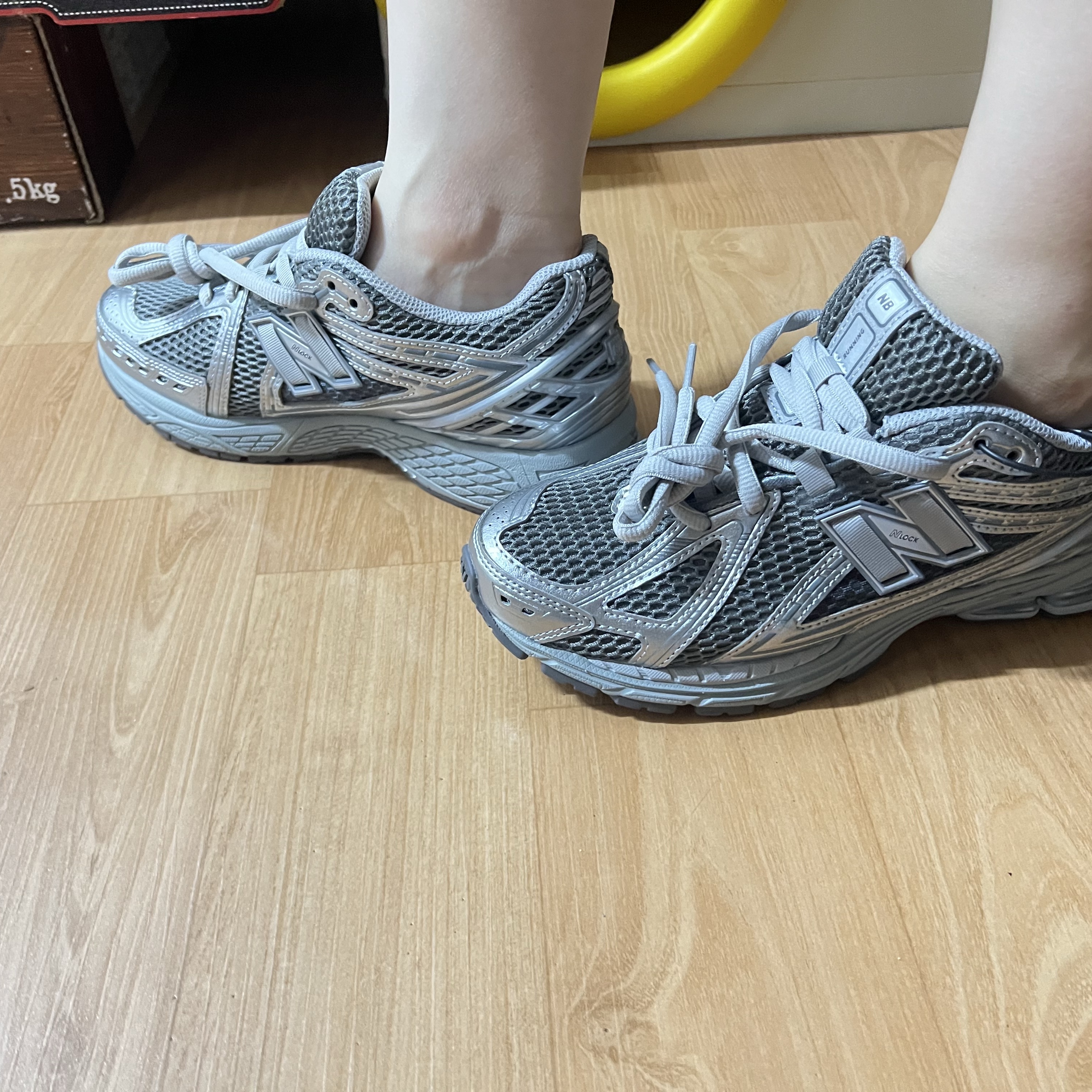 New Balance 1906R Harbor Grey Silver Metalic 착용 스타일 - 1