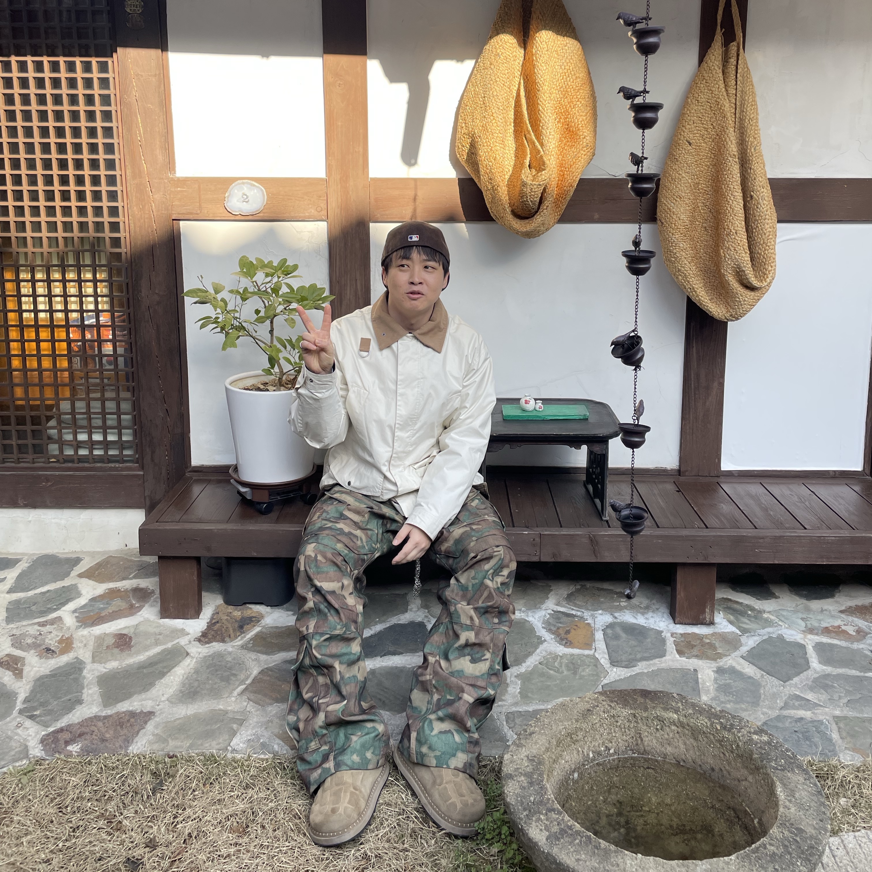 Farfromwhat Far Camo Cargo Pants Green, Kinchi x Yiyae Bone Mule Camel 착용 스타일 - 1
