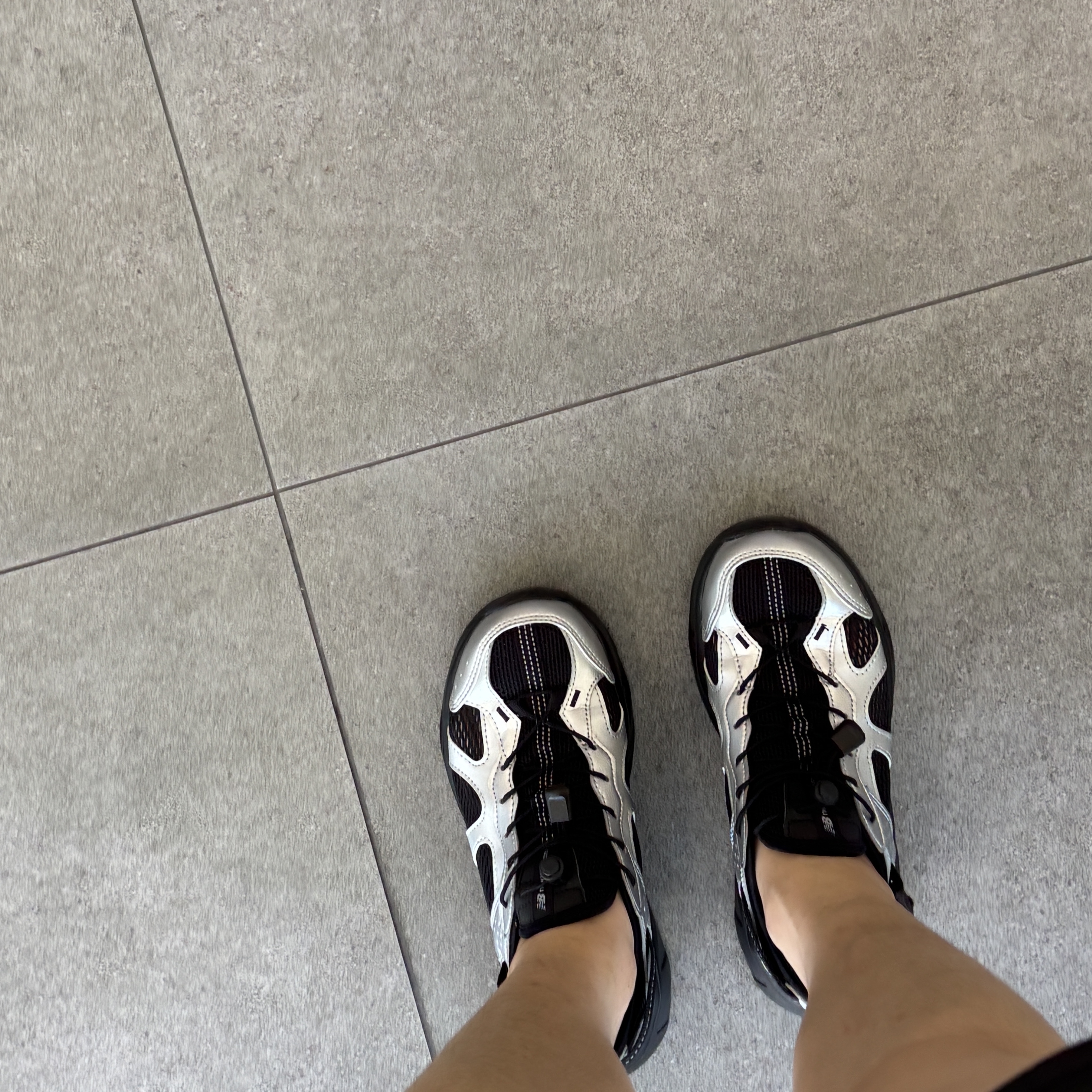 New Balance Kave Sandal Silver 착용 스타일 - 2