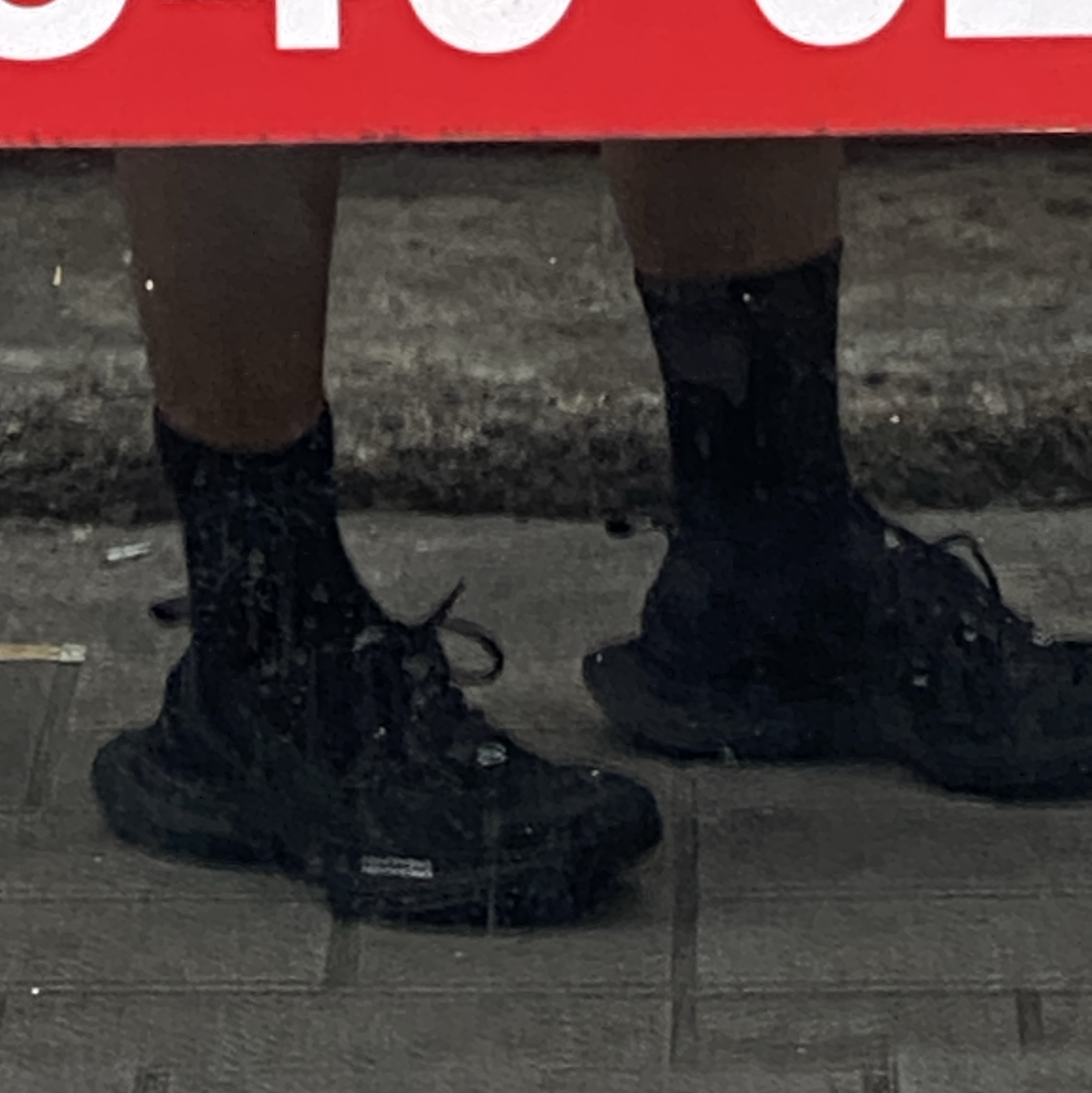 Balenciaga Circuit Sneaker Black 착용 스타일 - 2