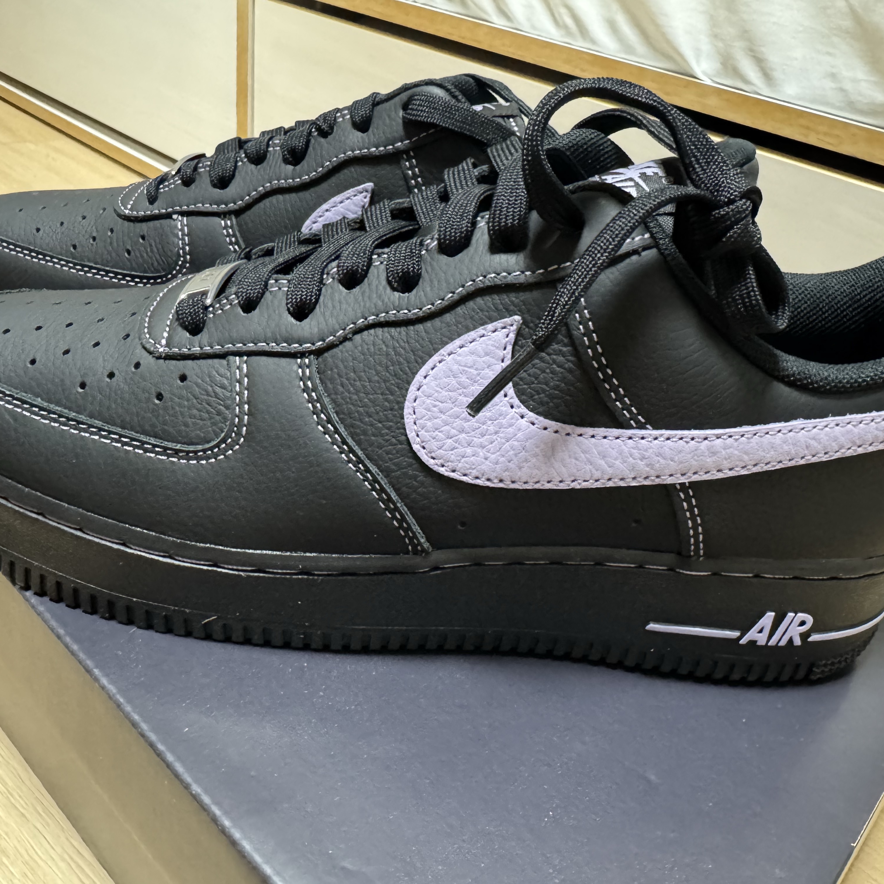 Nike Air Force 1 Low Black Lilac 착용 스타일 - 2