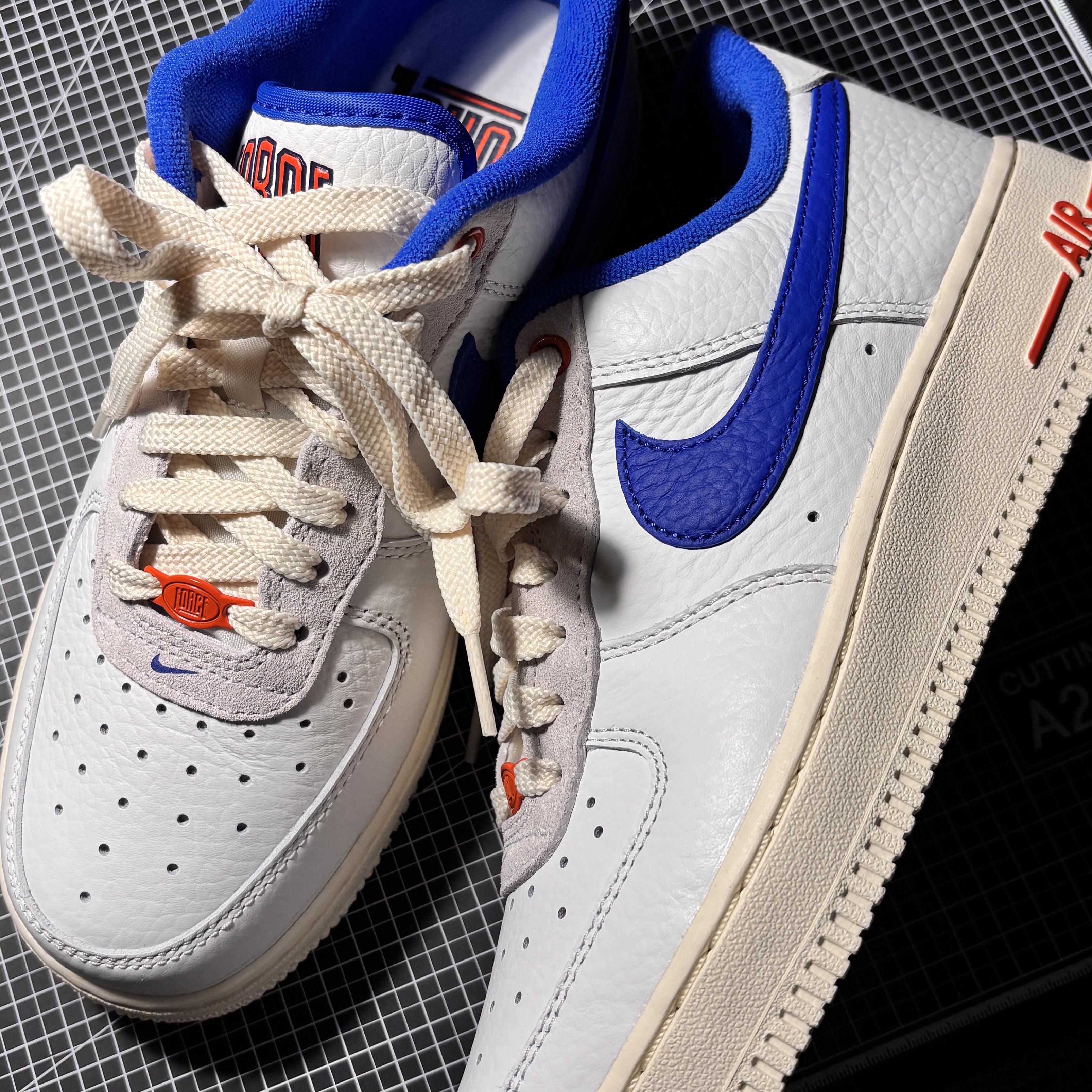 (W) Nike Air Force 1 '07 LX University Blue and Summit White 착용 스타일 - 1