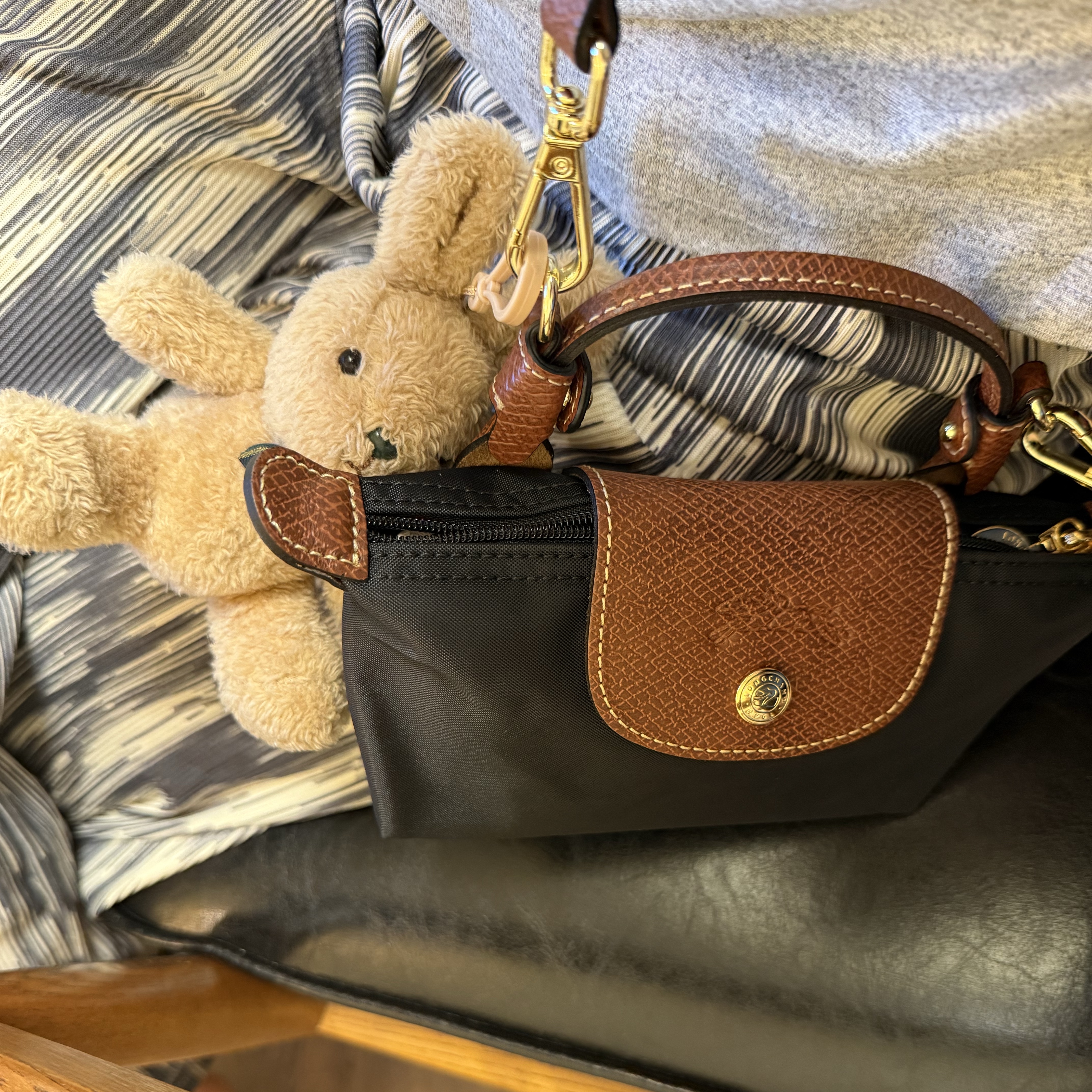Longchamp Le Pliage Original Handle Pouch Black 착용 스타일