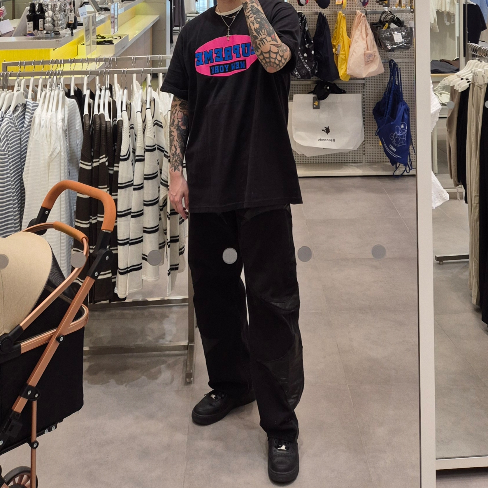 Supreme New York T-Shirt Black - 23SS, Nike Air Force 1 '07 Low Triple Black 착용 스타일