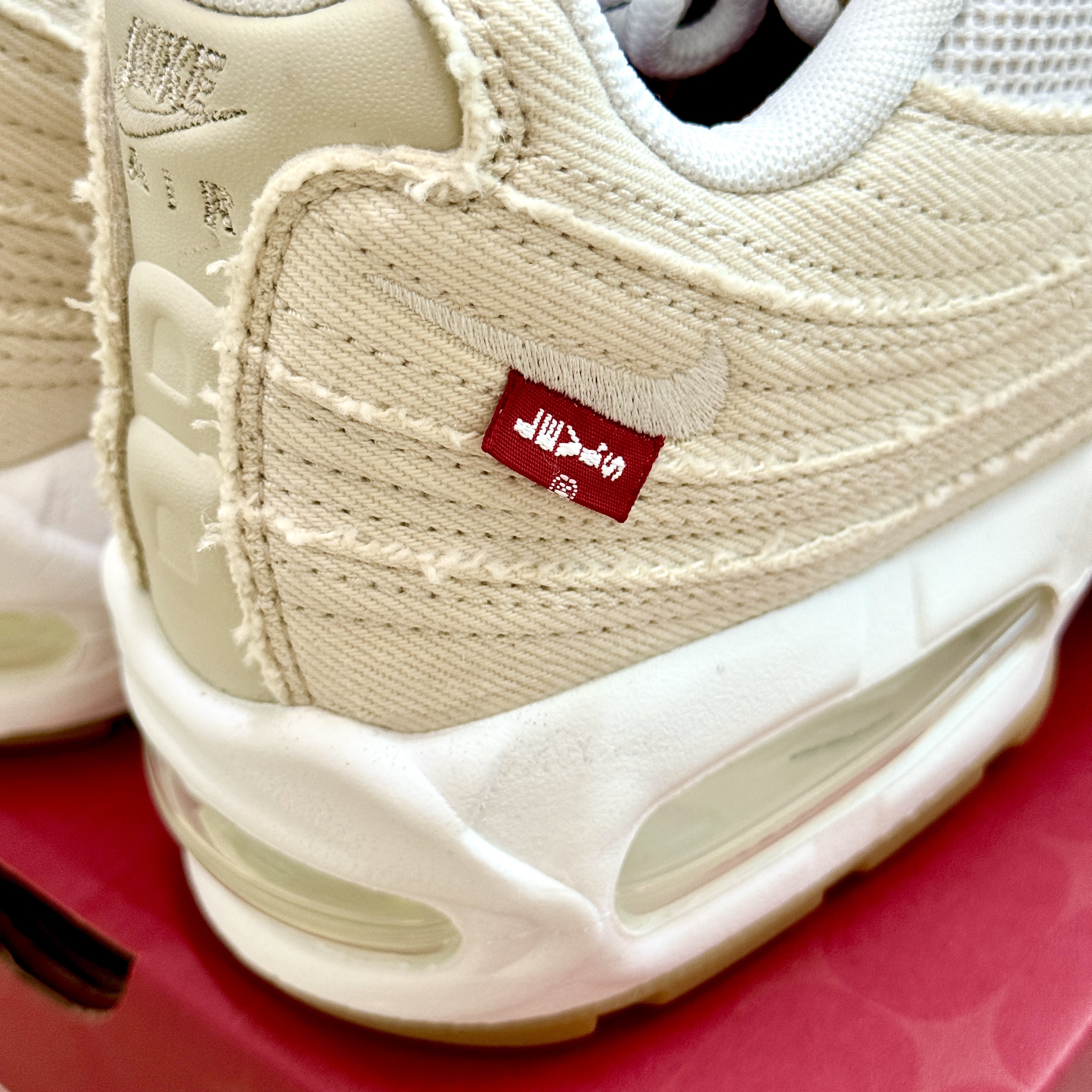 Nike x Levi's Air Max 95 White and Ecru 착용 스타일 - 1