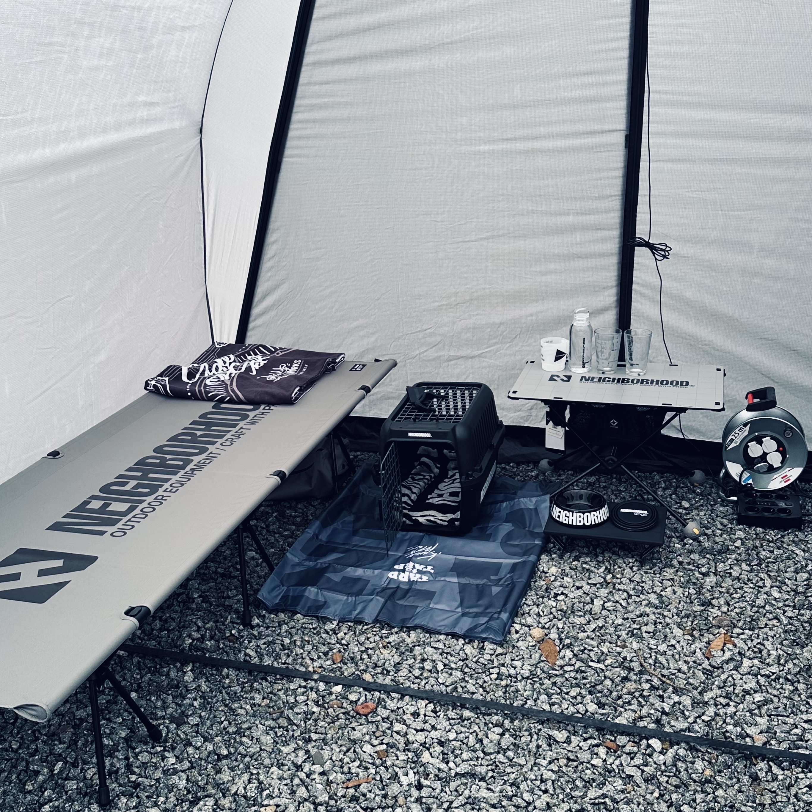 Helinox x Neighborhood Cot One Convertible Grey & Cot Leg (12Pcs), Helinox x Neighborhood Table One Solid Top Grey (With Frame) 착용 스타일