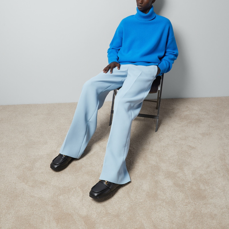 Gucci Wool Gabardine Trousers Light Blue 착용 스타일 - 1