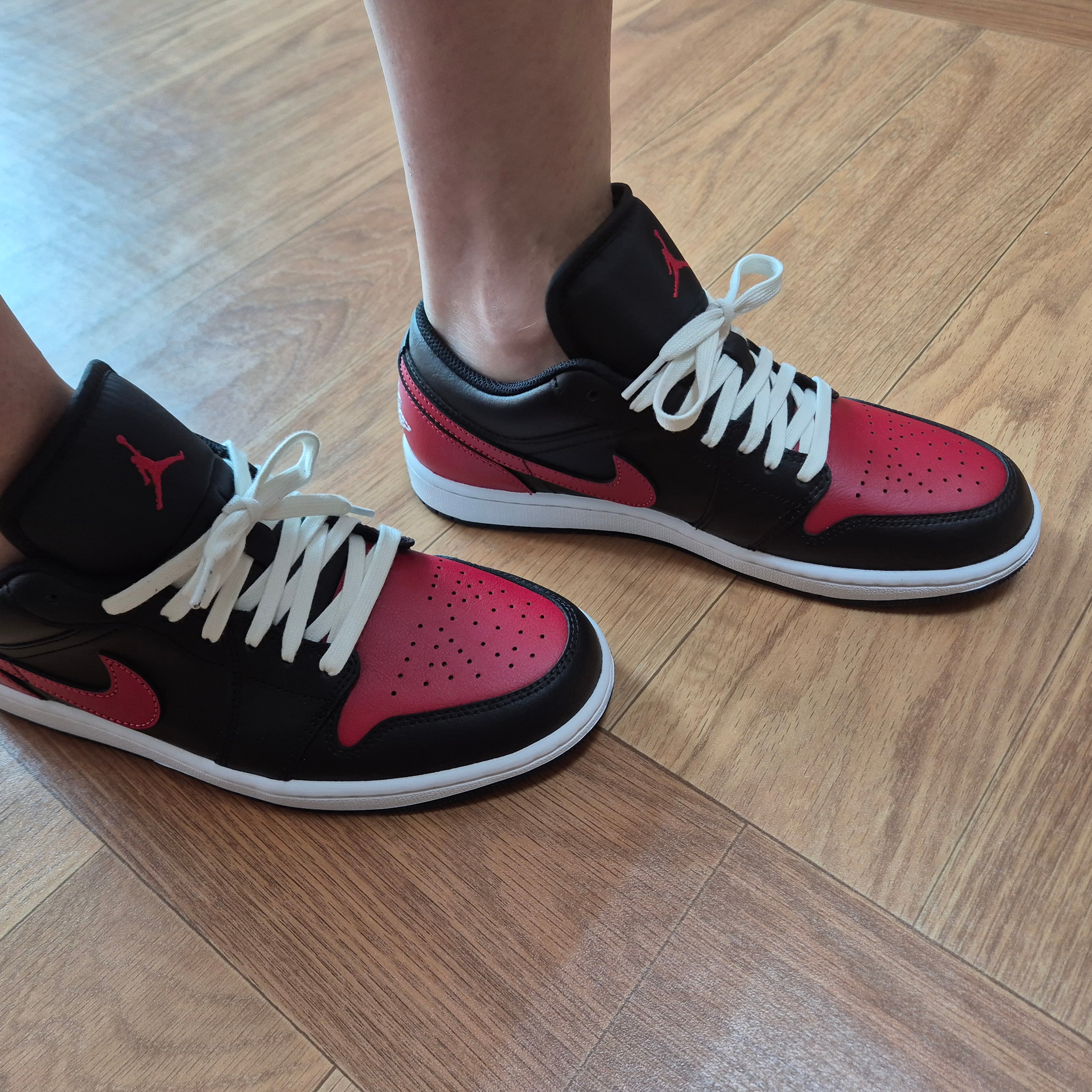 Jordan 1 Low Black Varsity Red 착용 스타일 - 3