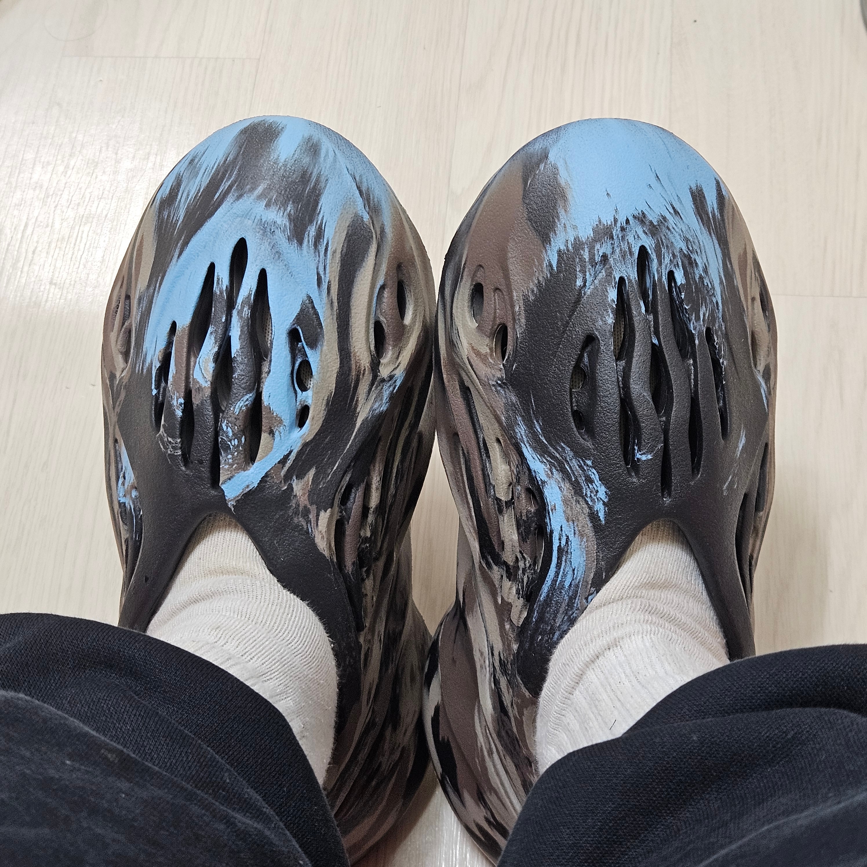 Adidas Yeezy Foam RNNR MX Cinder 착용 스타일 - 1