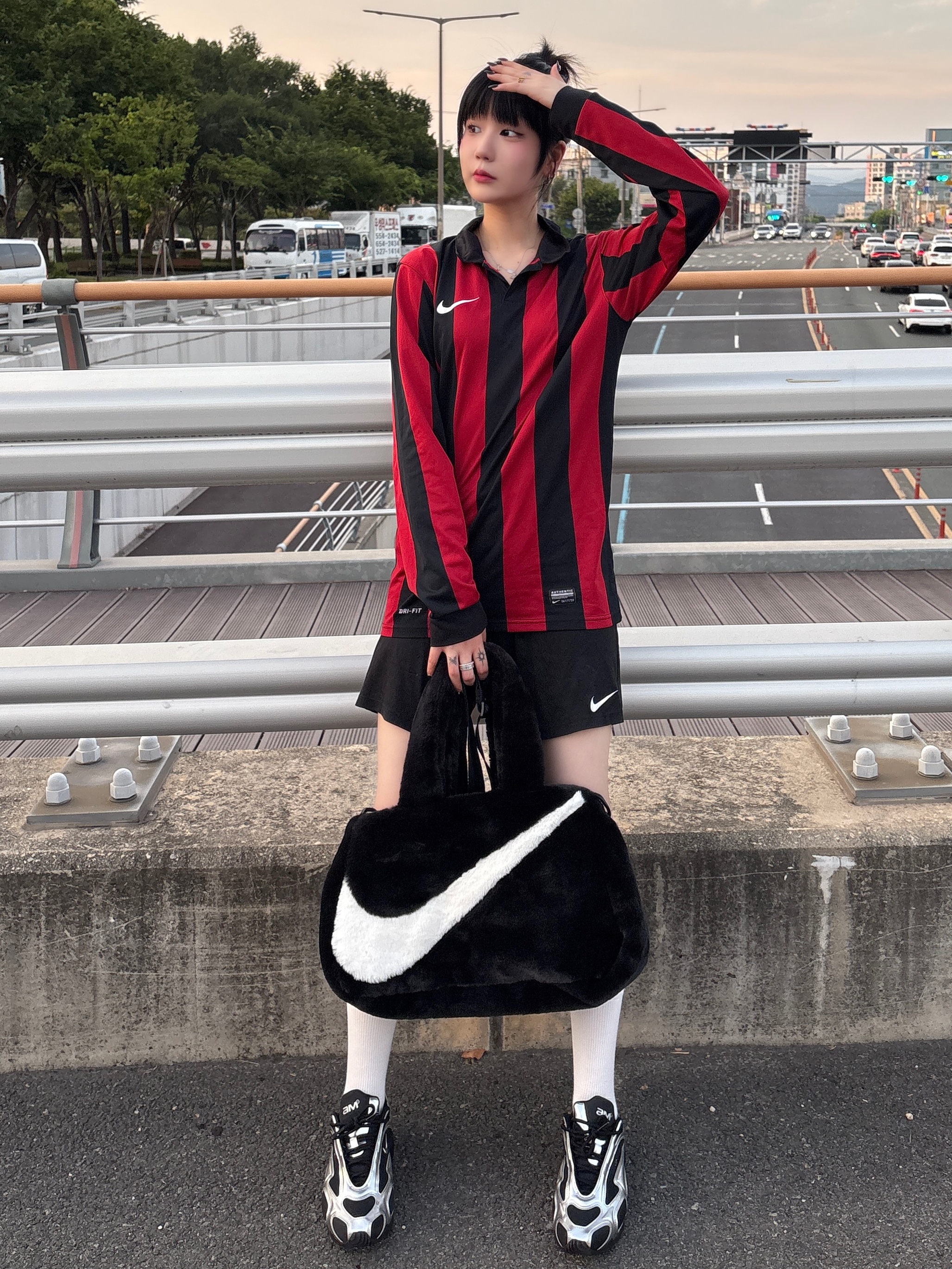 Nike NSW Faux Fur Tote Bag Black, (W) Nike Air Max Muse Black and Metallic Silver 착용 스타일 - 2