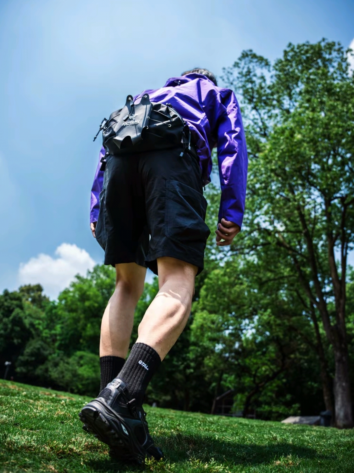 Mizuno Racer Trail SE Black, Arc'teryx Heliad 6 Crossbody Bag Black 착용 스타일 - 2