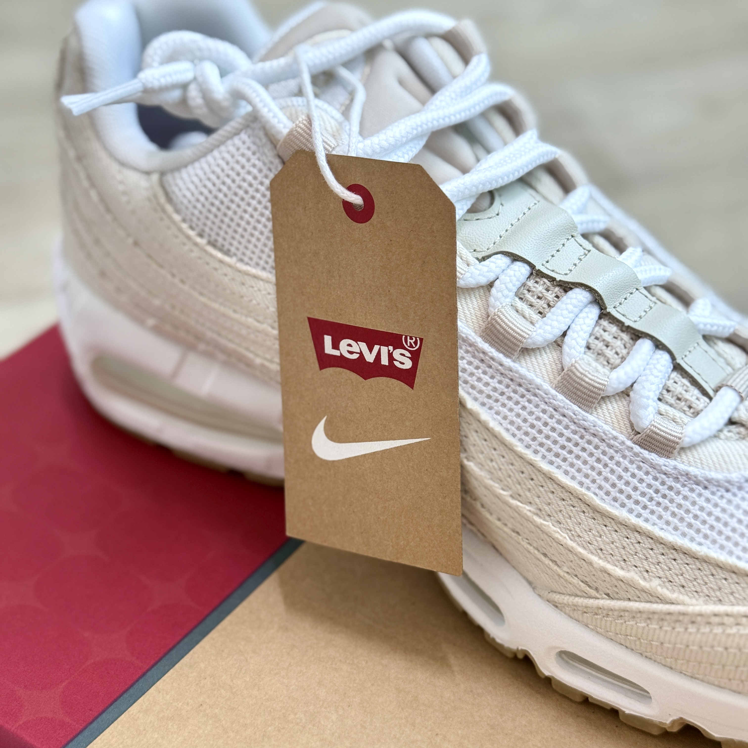 Nike x Levi's Air Max 95 White and Ecru 착용 스타일 - 2