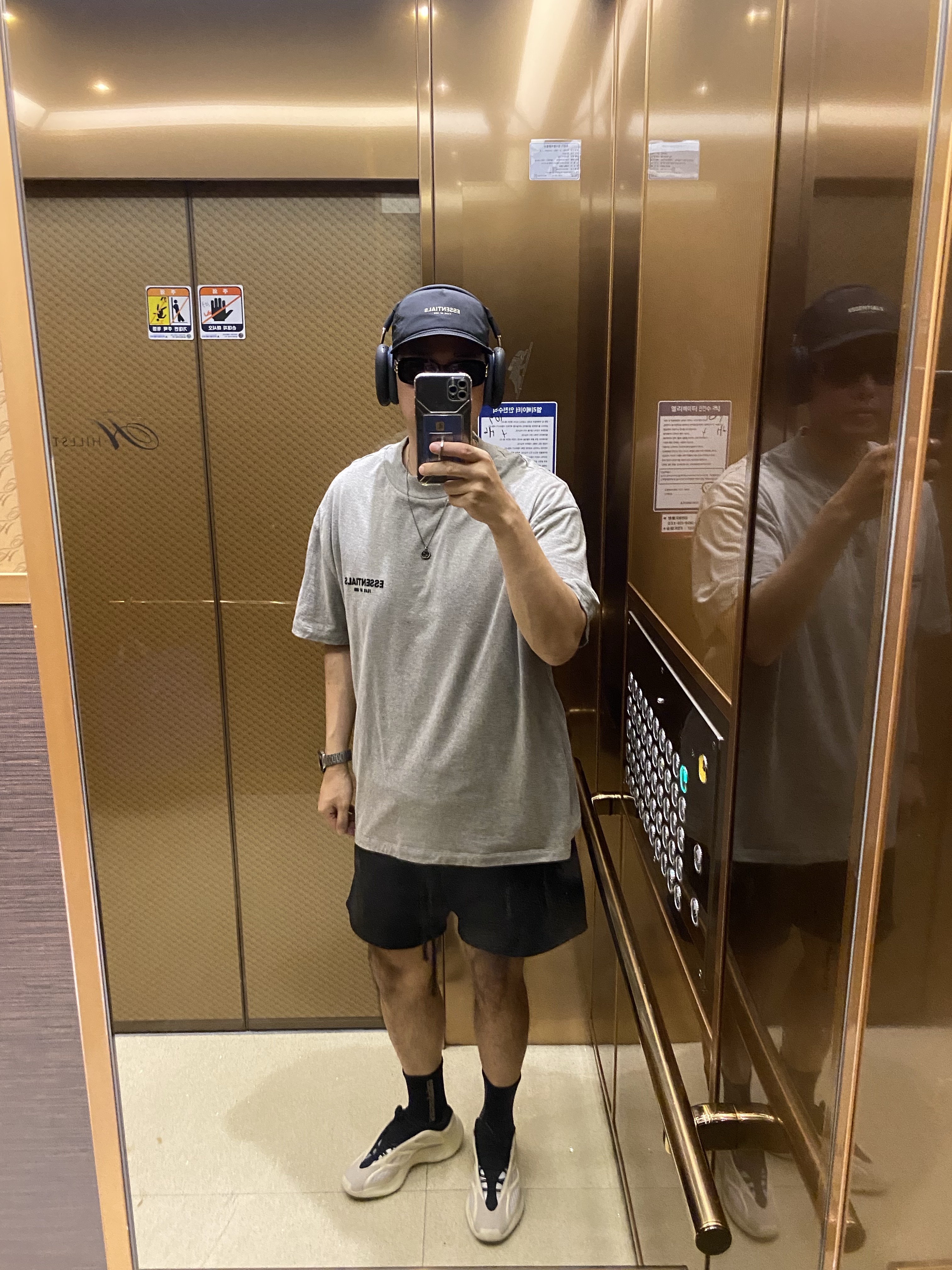 Apple AirPods Max USB C Midnight (Korean Ver.), Essentials x New Era Retro Crown Strapback Black 착용 스타일 - 1