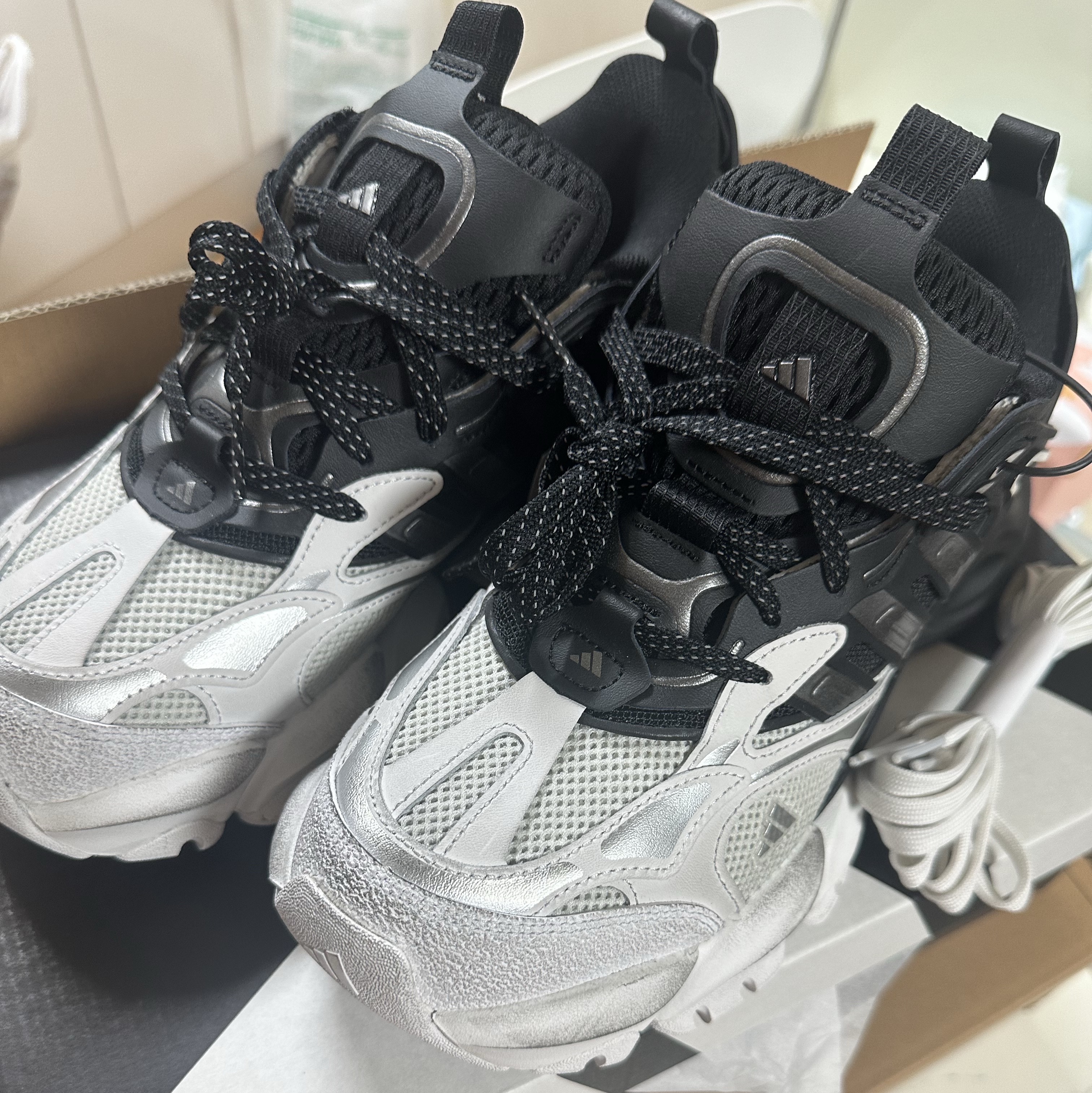 Adidas Vento XLG Runner Deluxe Sneakers White Black 착용 스타일 - 10
