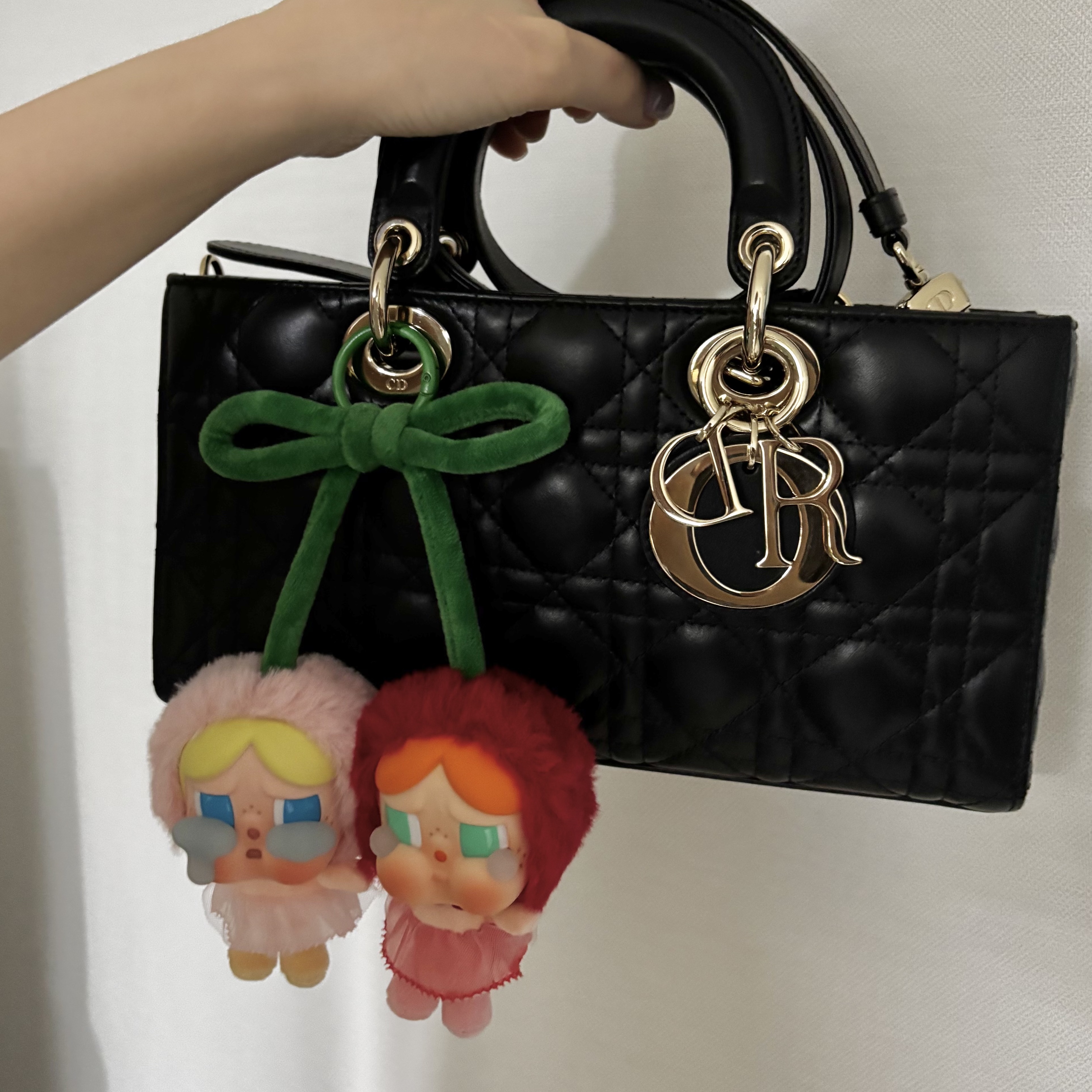 Pop Mart Crybaby Crying For Love Series Vinyl Plush 착용 스타일