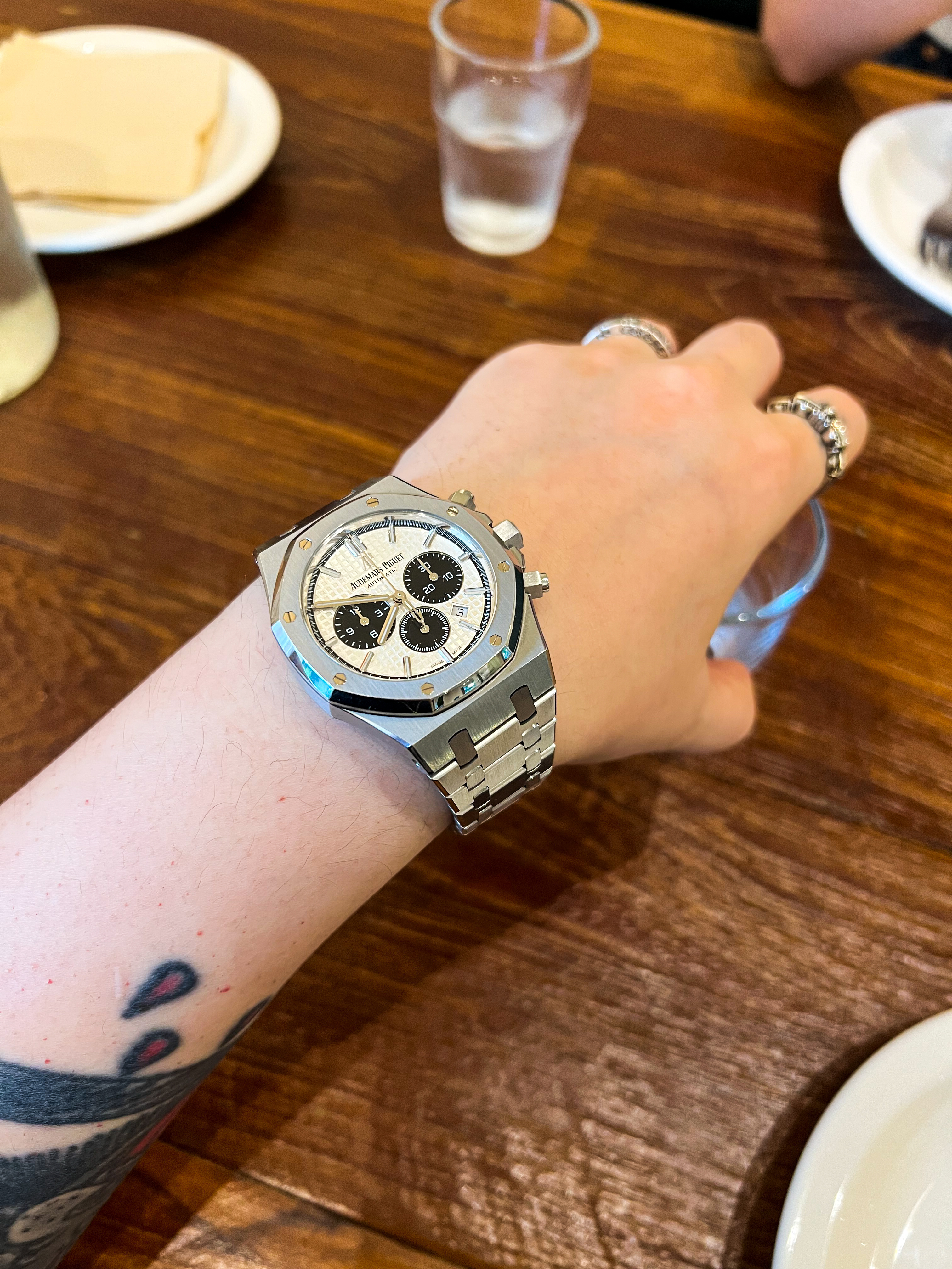 Chanel J12 Watch 33mm Quartz White Diamond Indicators 착용 스타일 - 3
