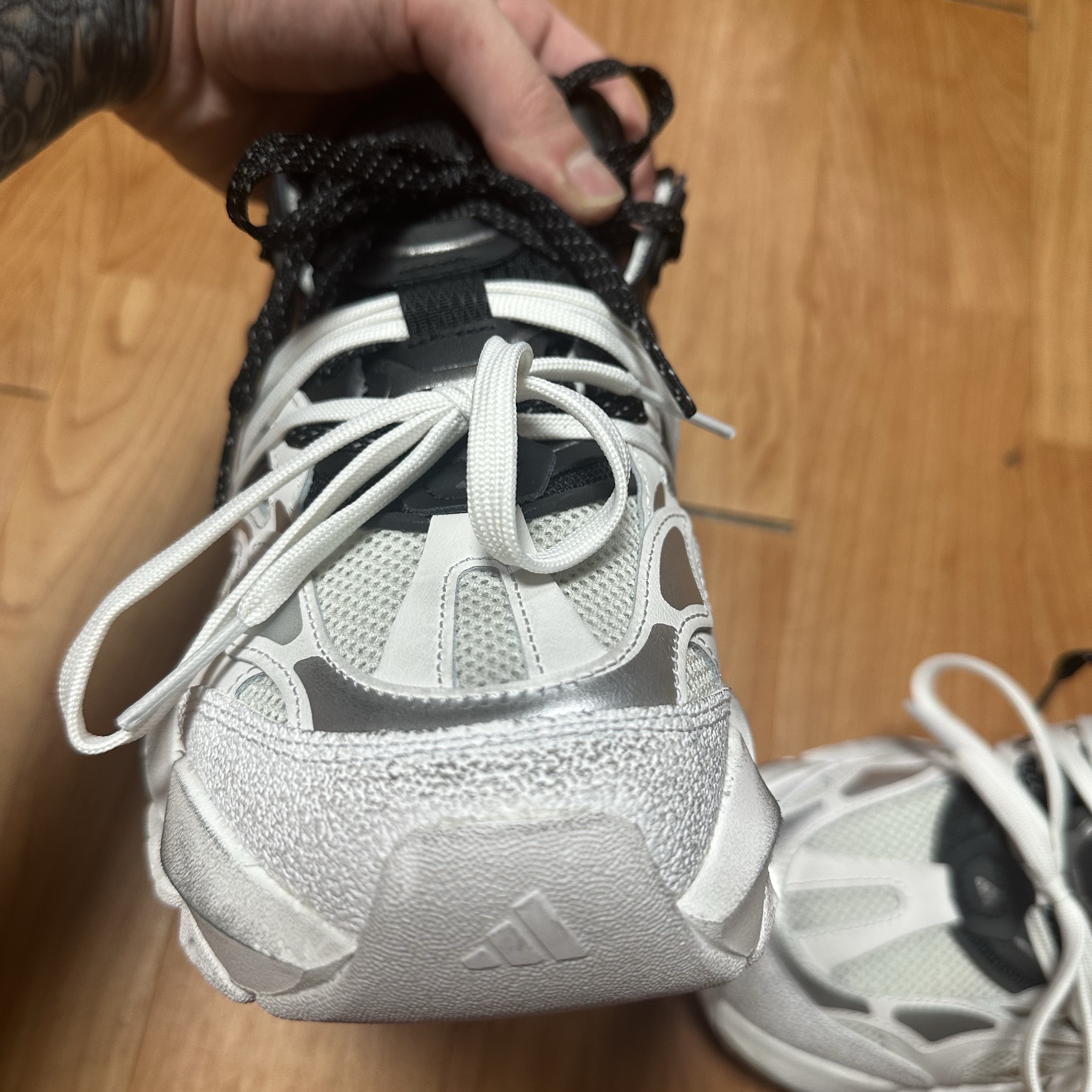 Adidas Vento XLG Runner Deluxe Sneakers White Black 착용 스타일 - 4