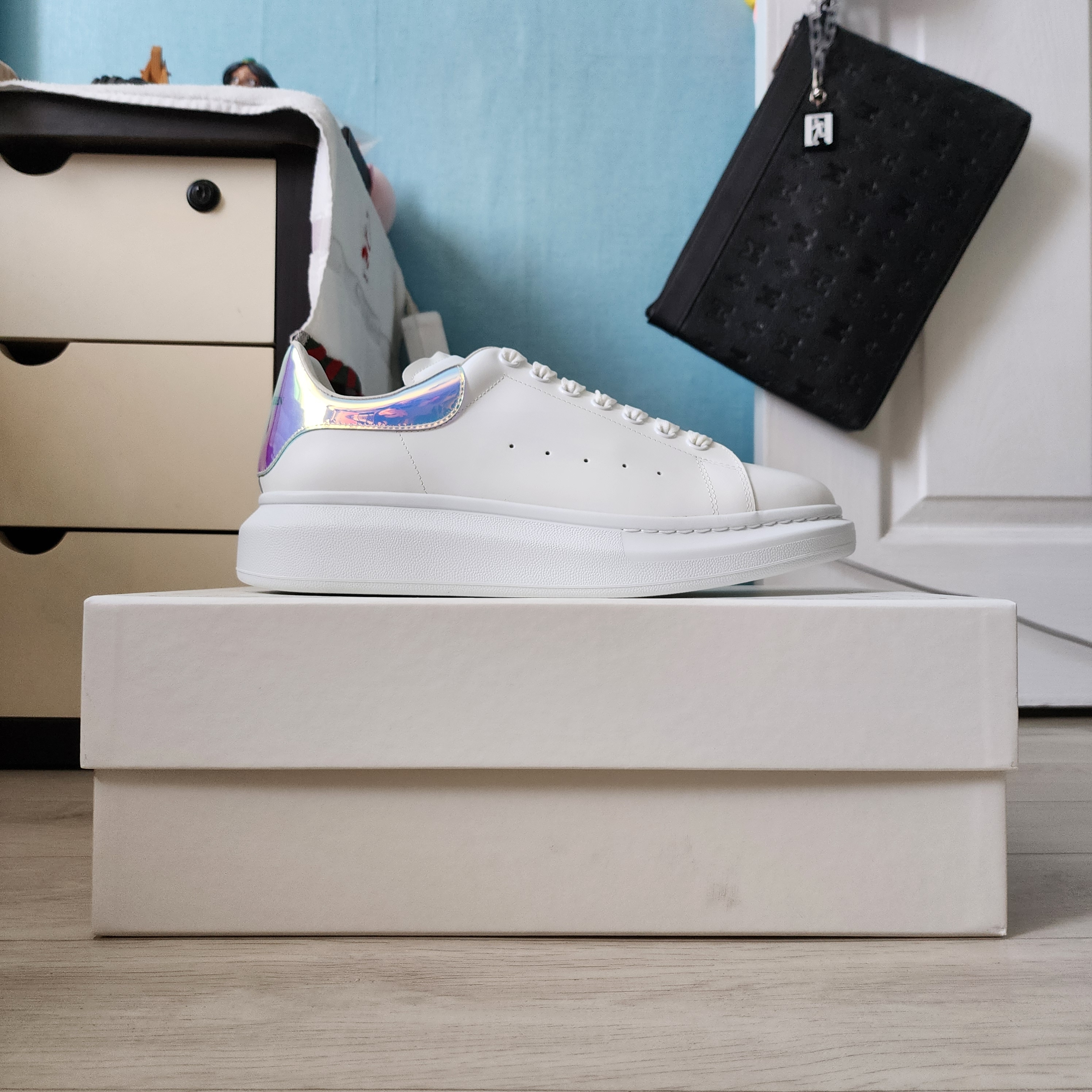Alexander McQueen Oversized Sneakers White Shock Pink 착용 스타일