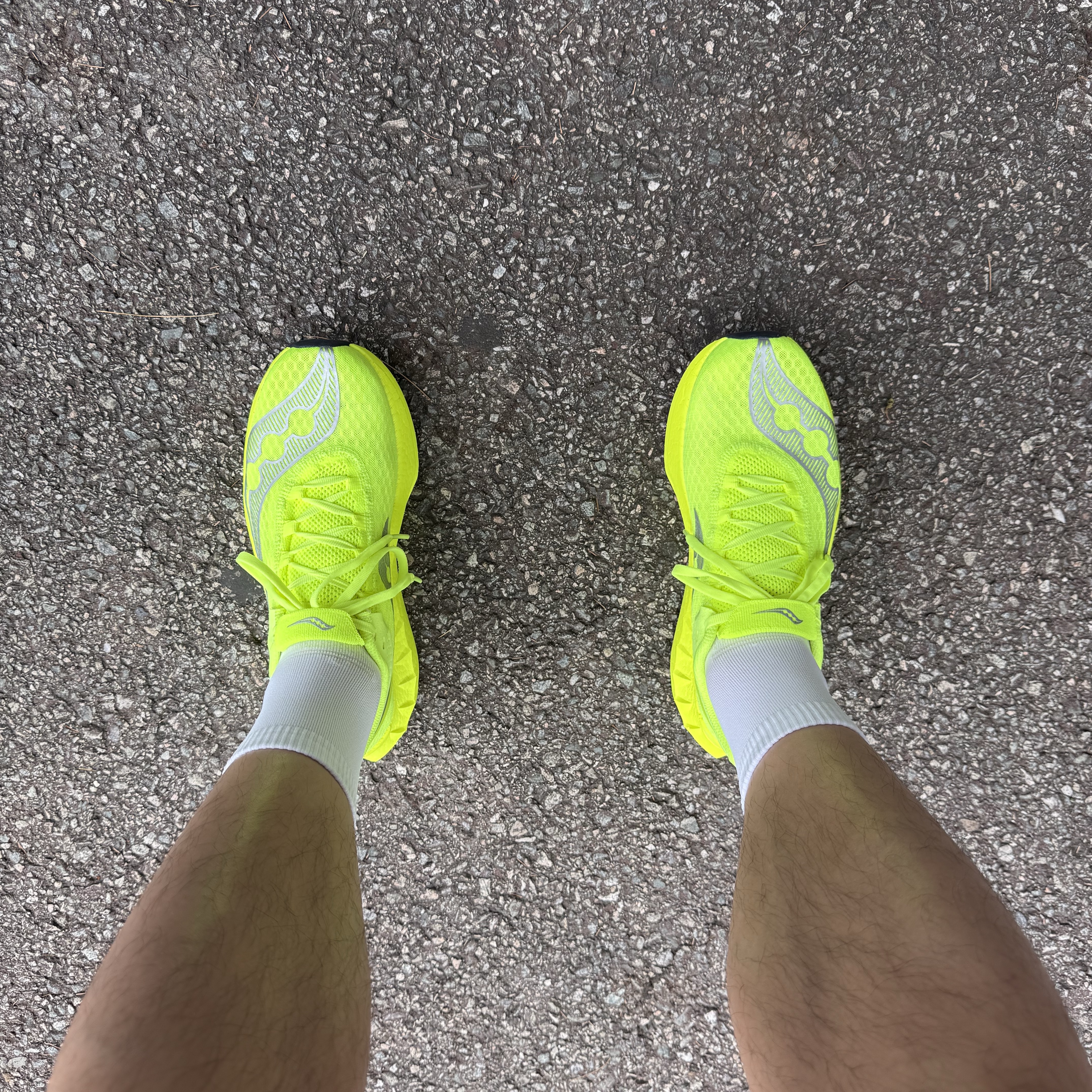 Saucony Endorphin Pro 4 Citron Silver 착용 스타일 - 3