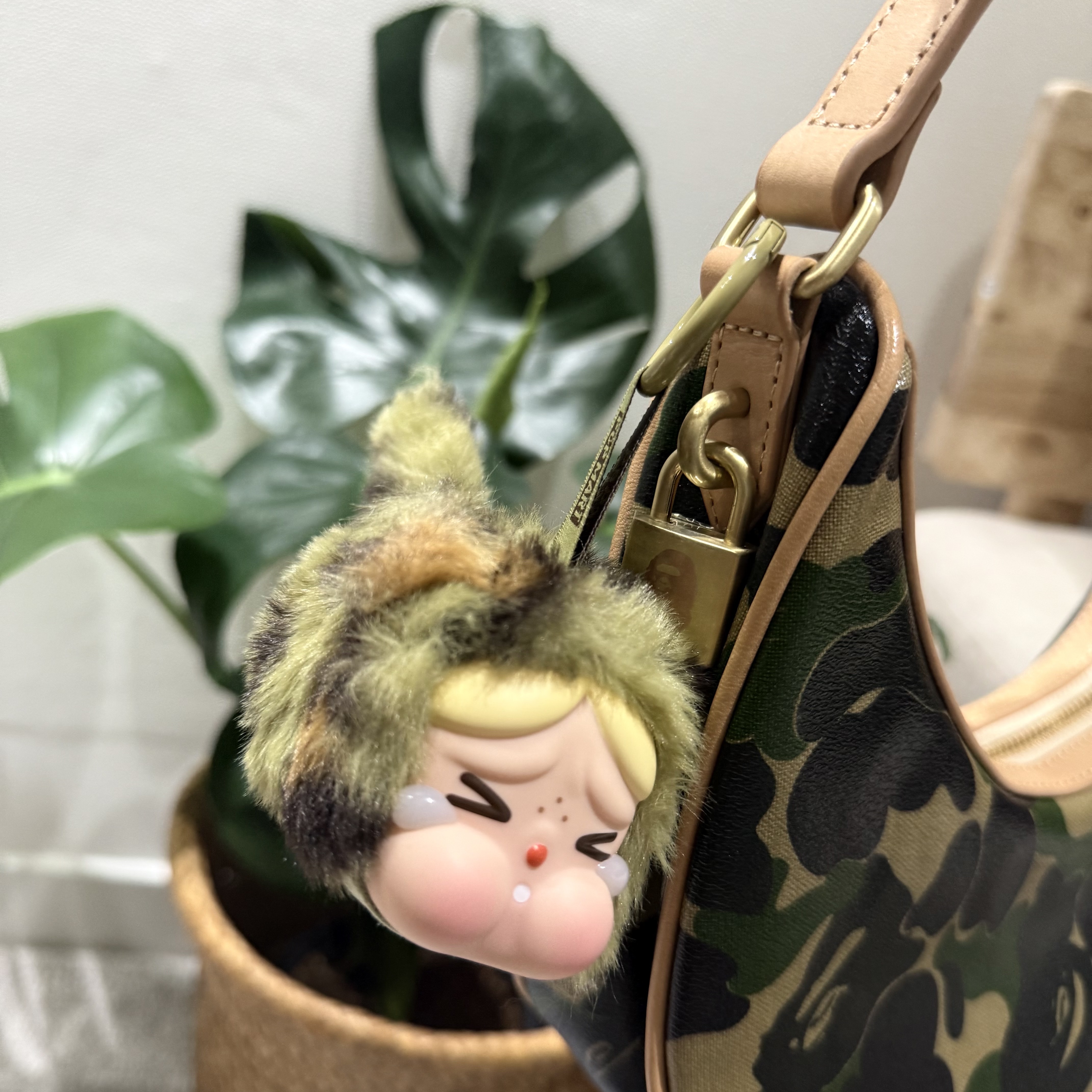 Pop Mart Crybaby Wild But Cutie Series Vinyl Plush Pendant Camo Cutie (Opened Case) 착용 스타일
