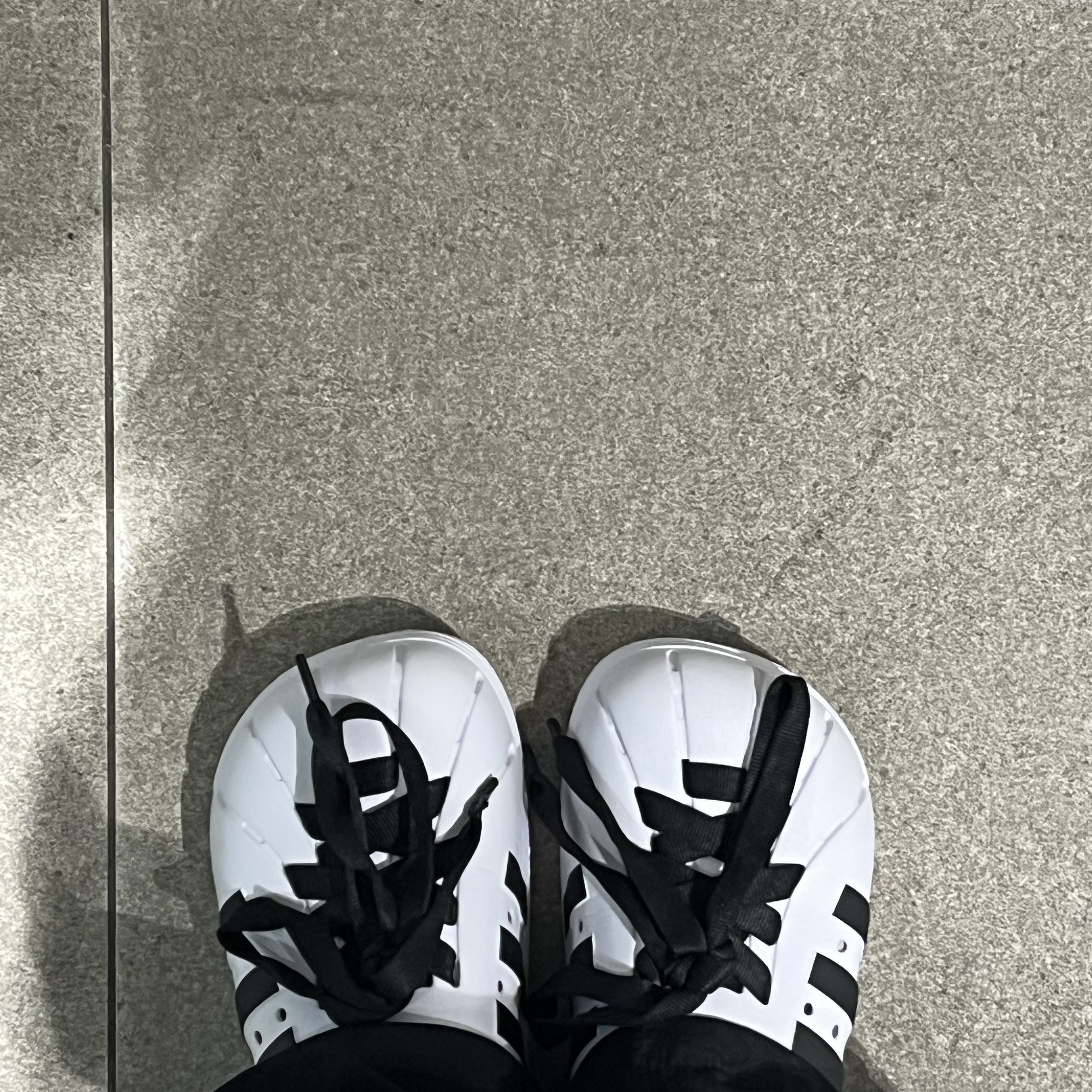 Adidas Adilette Clog White Black 착용 스타일