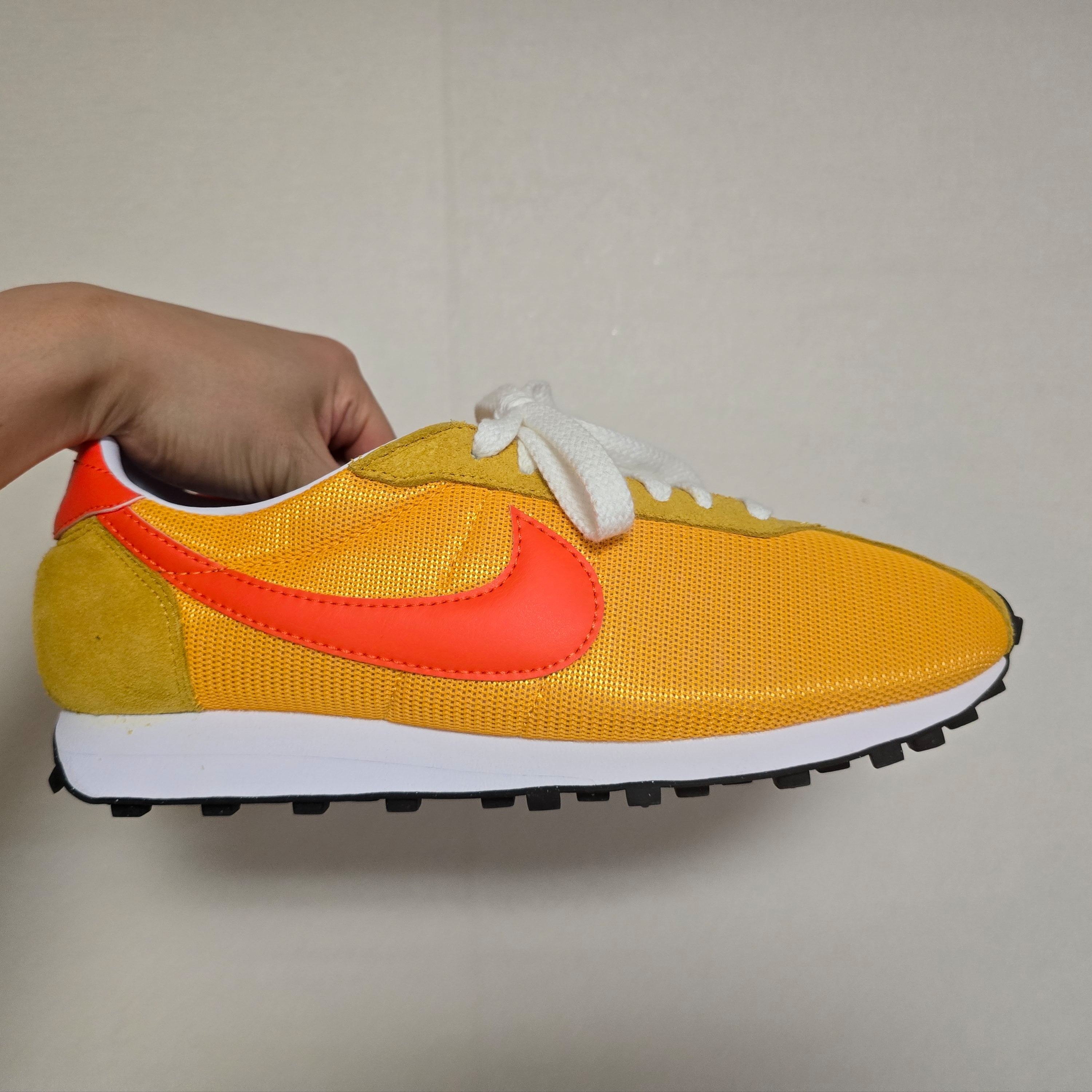 Nike LD-1000 SP University Gold and Safety Orange 착용 스타일 - 1