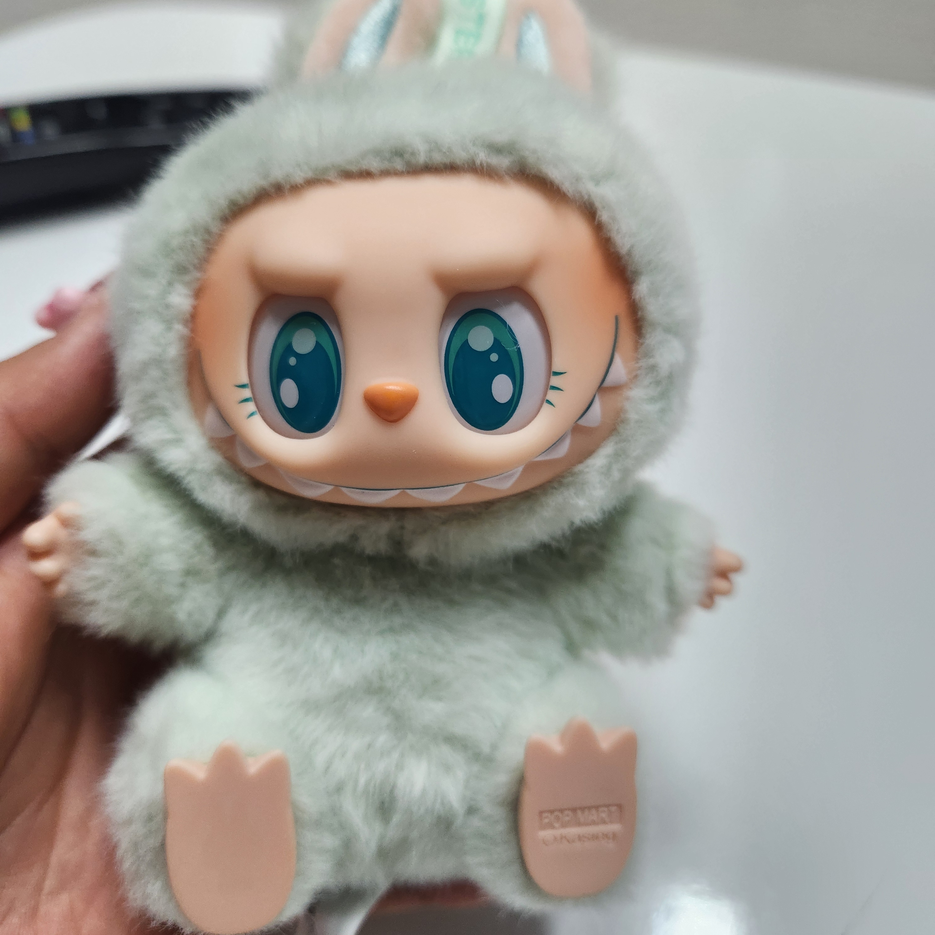 Pop Mart Labubu Let's Play Together Doll Series Ququ Keyring (Opened Case) 착용 스타일 - 2