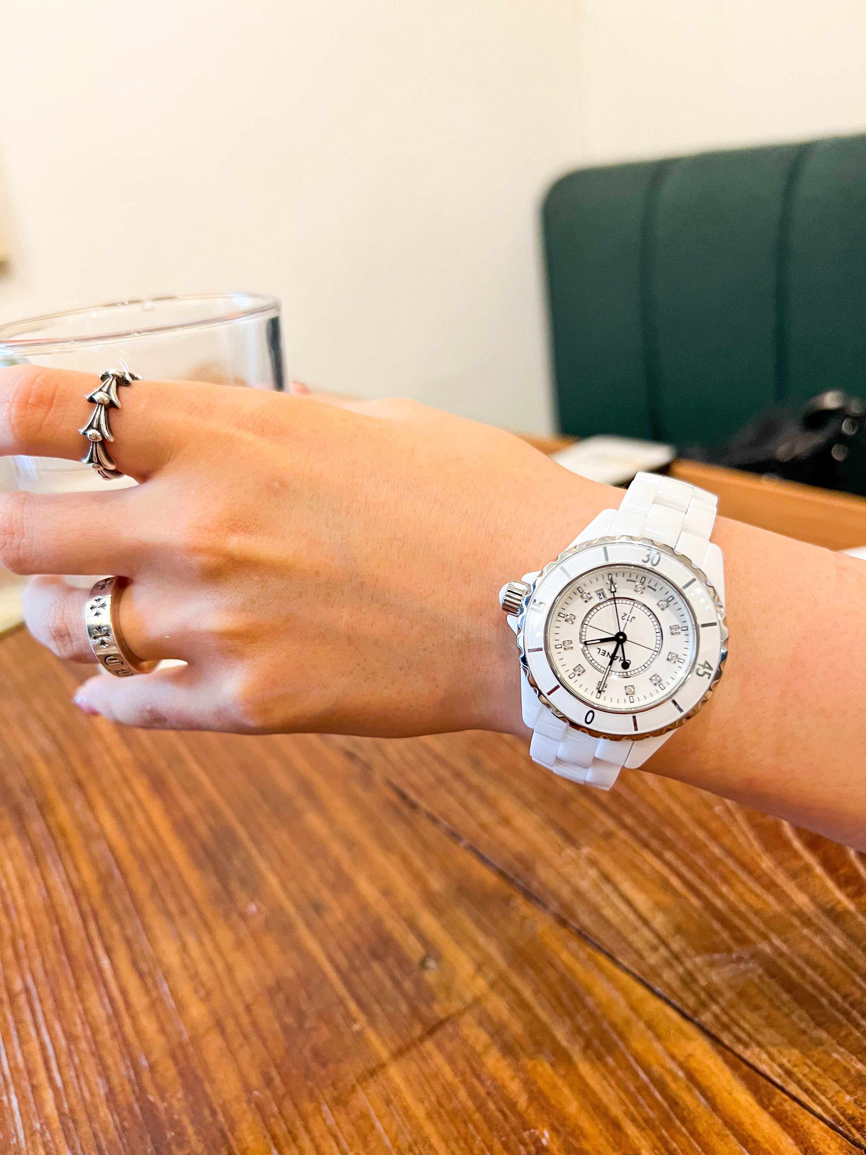 Chanel J12 Watch 33mm Quartz White Diamond Indicators 착용 스타일 - 2