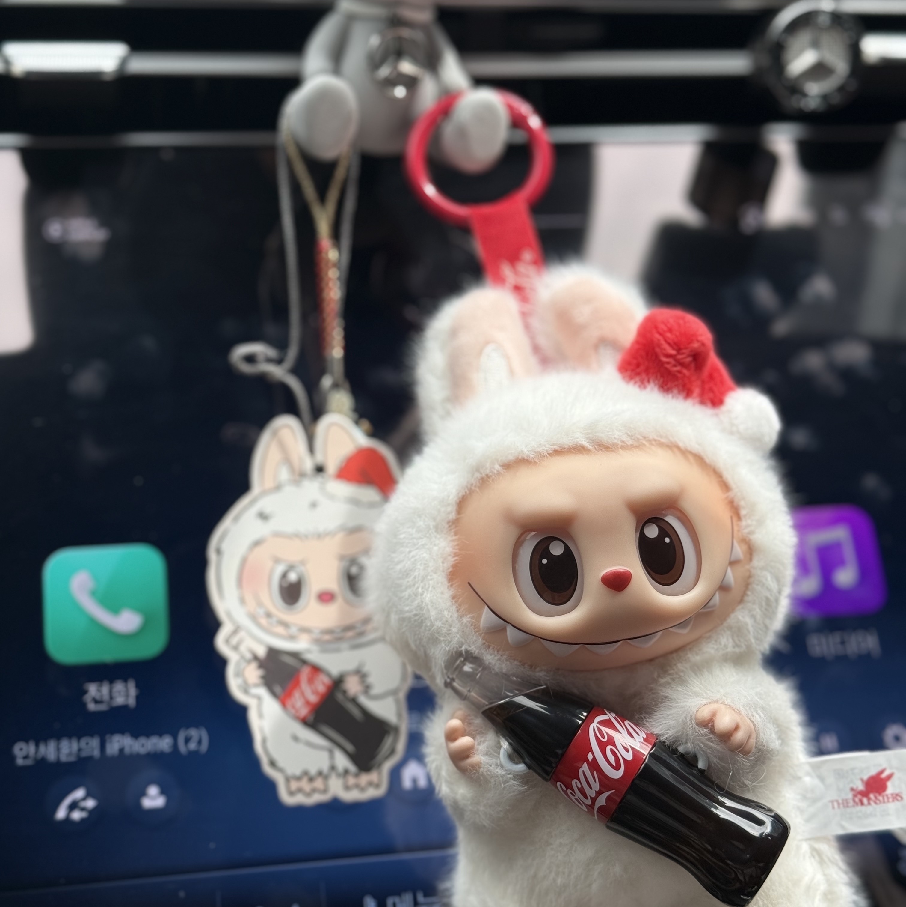 Pop Mart Labubu Coca Cola Series Surprise Shake Keyring (Opened Case), Pop Mart Labubu Coca Cola Series Happy Factor Keyring (Opened Case) 착용 스타일 - 1