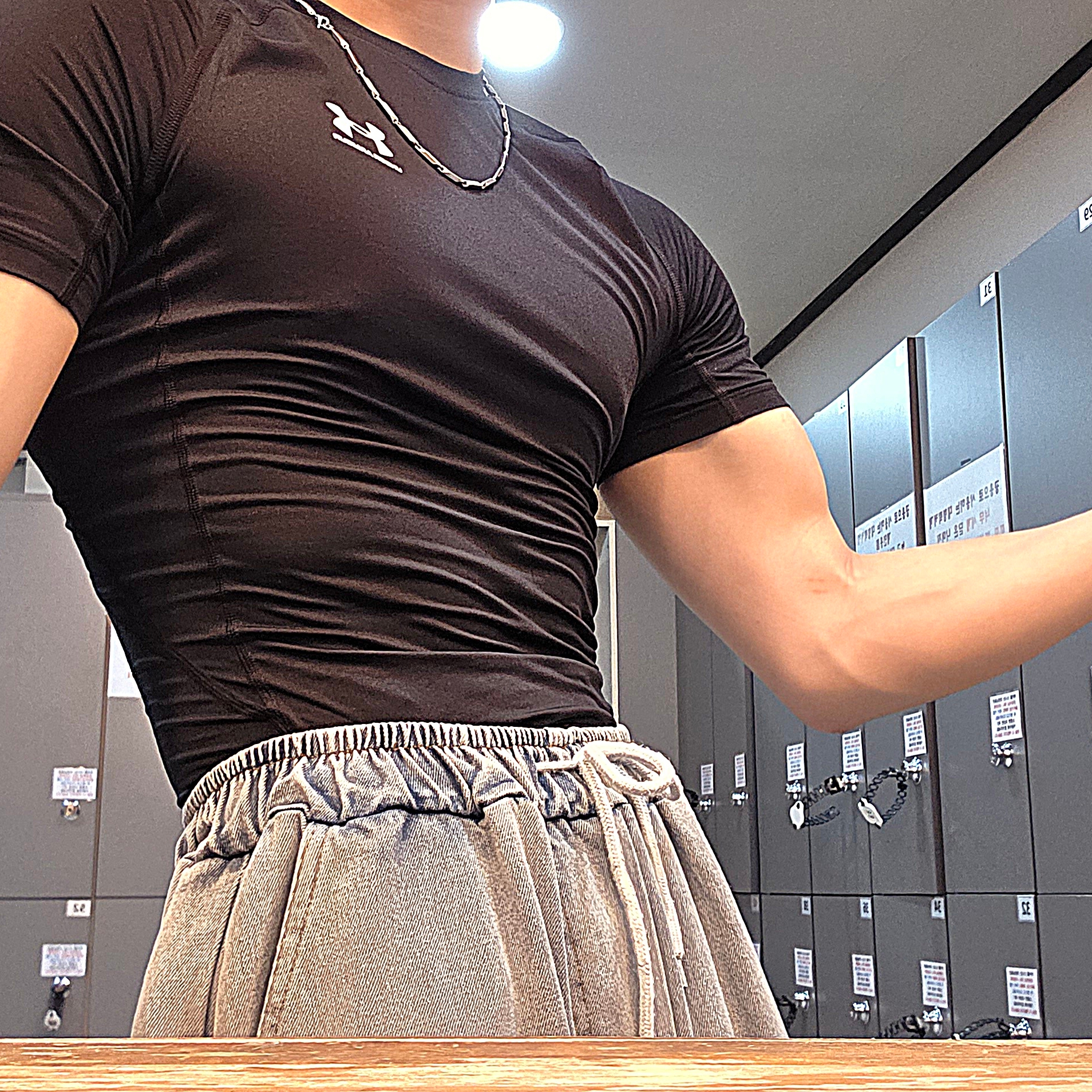 Under Armour HeatGear Short Sleeve Black White 착용 스타일 - 1