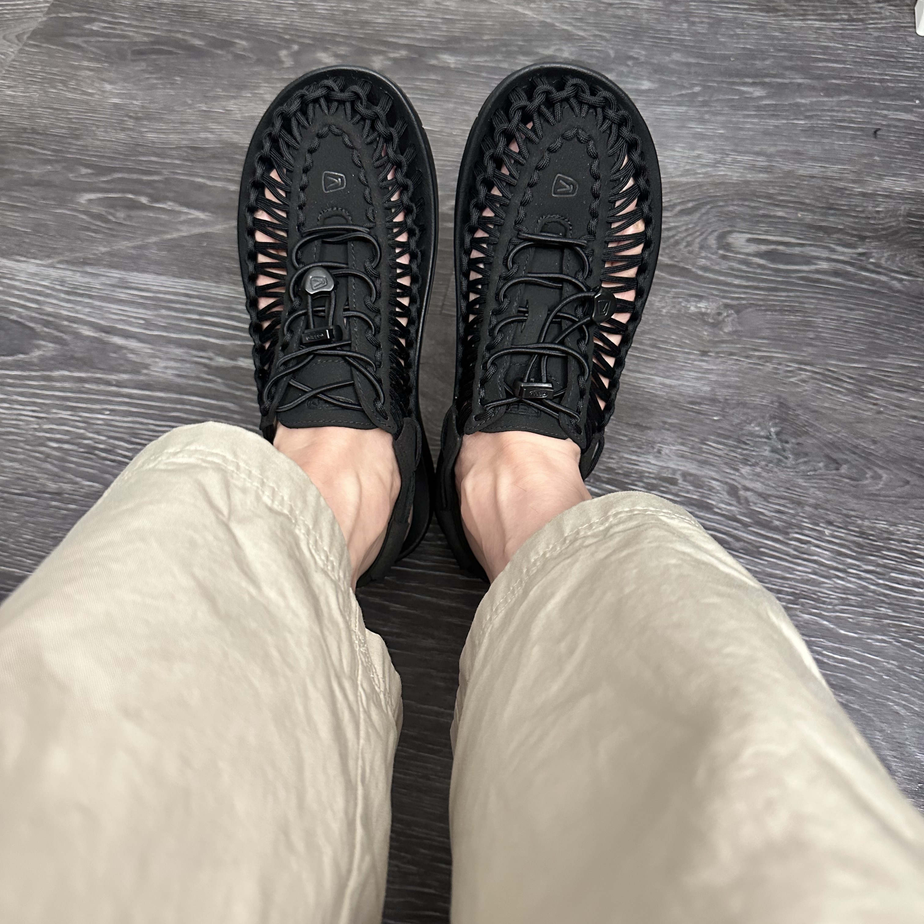 Keen Uneek Sandals Black 착용 스타일