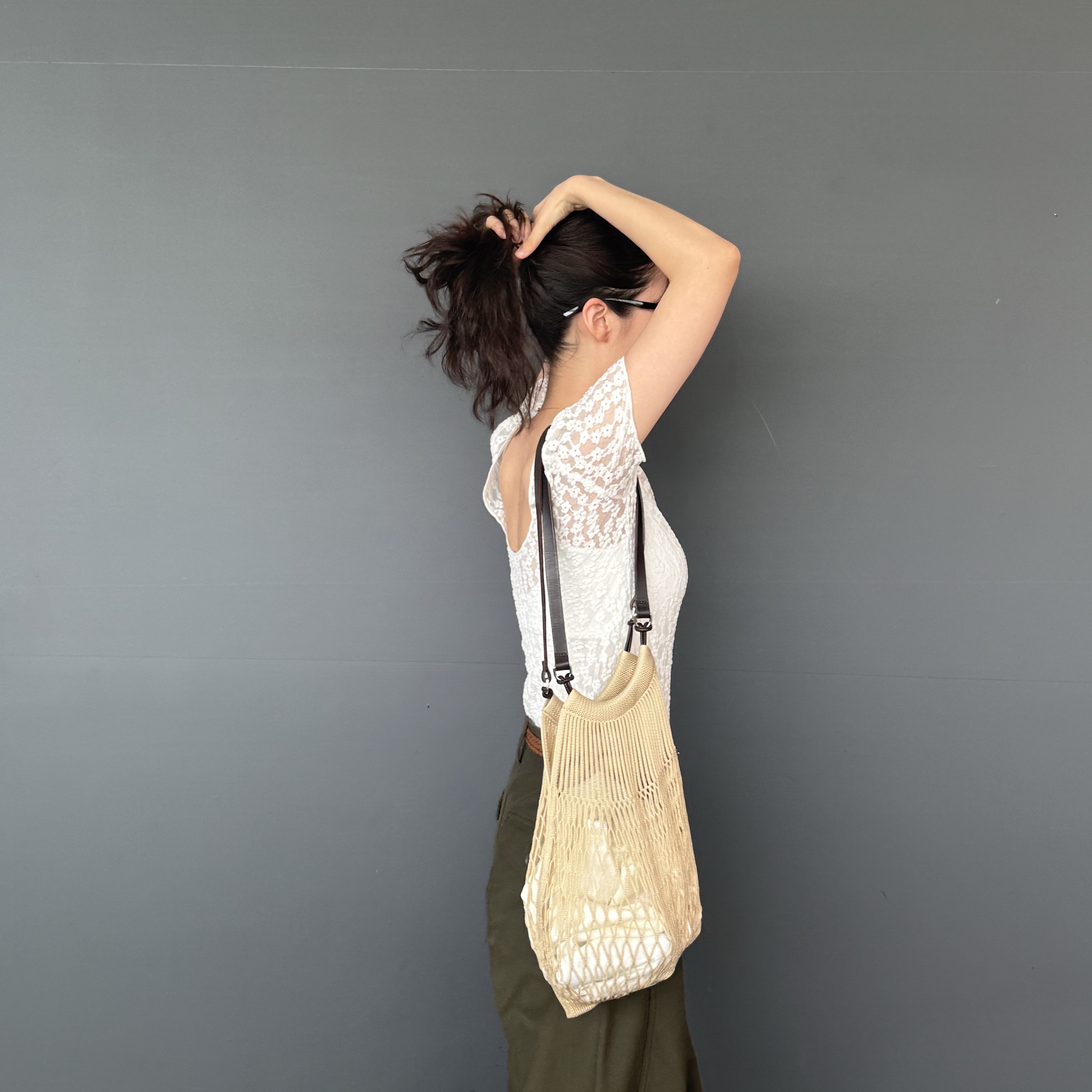 Lemaire Nylon Net Medium Filt Net Shopping Bag Light Beige 착용 스타일 - 2