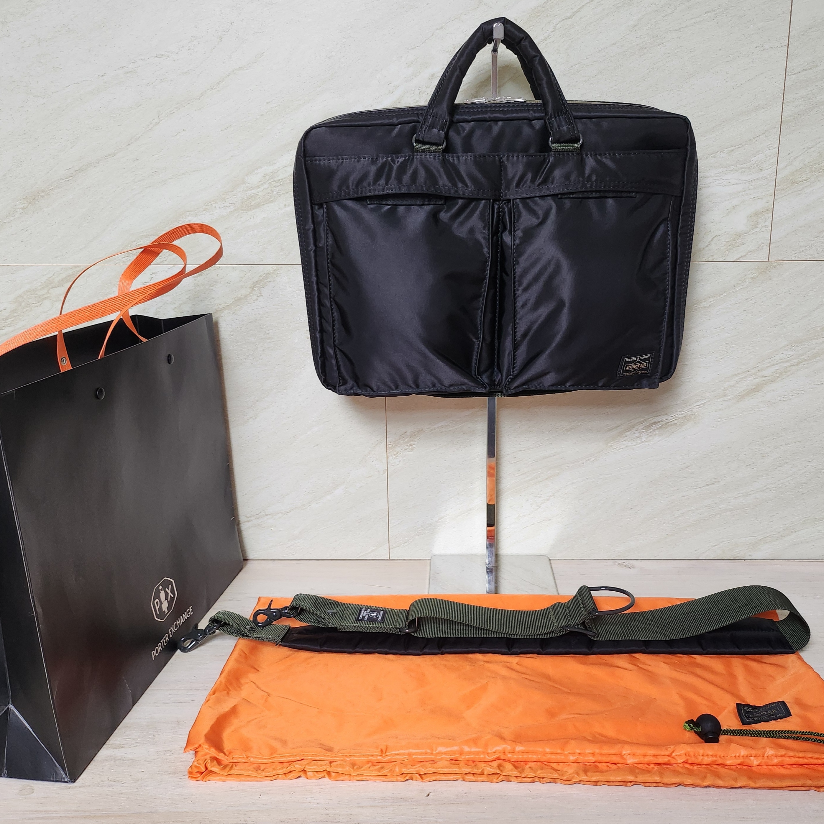 Porter PX Tanker Carrying Equipment Strap 50 Black, Porter PX Tanker Operator Bag 13 Black 착용 스타일 - 1