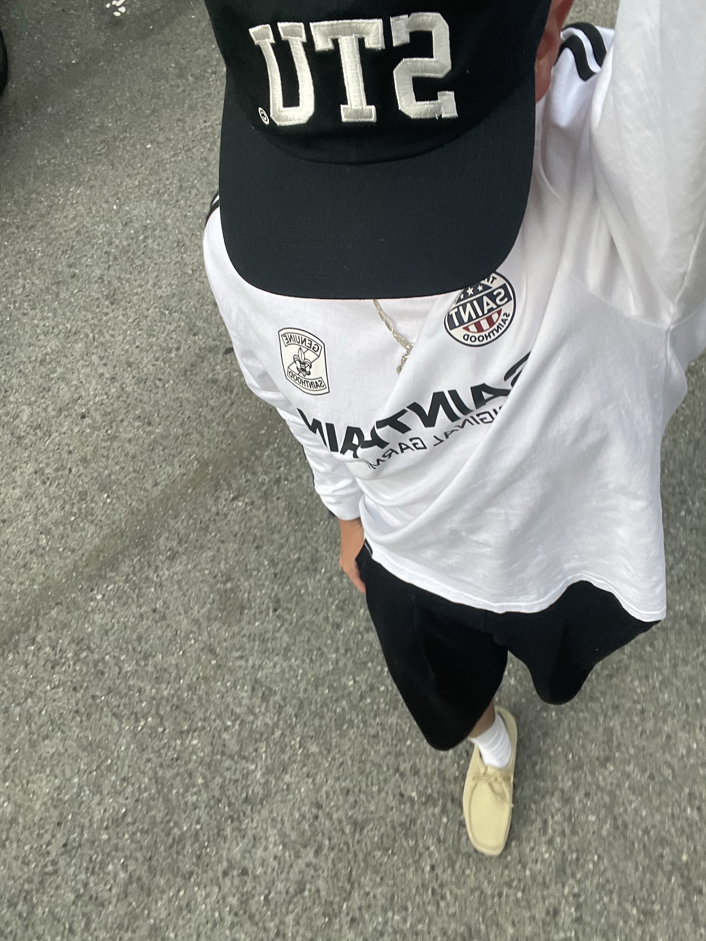 Stussy Stu Arch Strapback Cap Black, Clarks Wallabee Maple Suede 착용 스타일 - 2