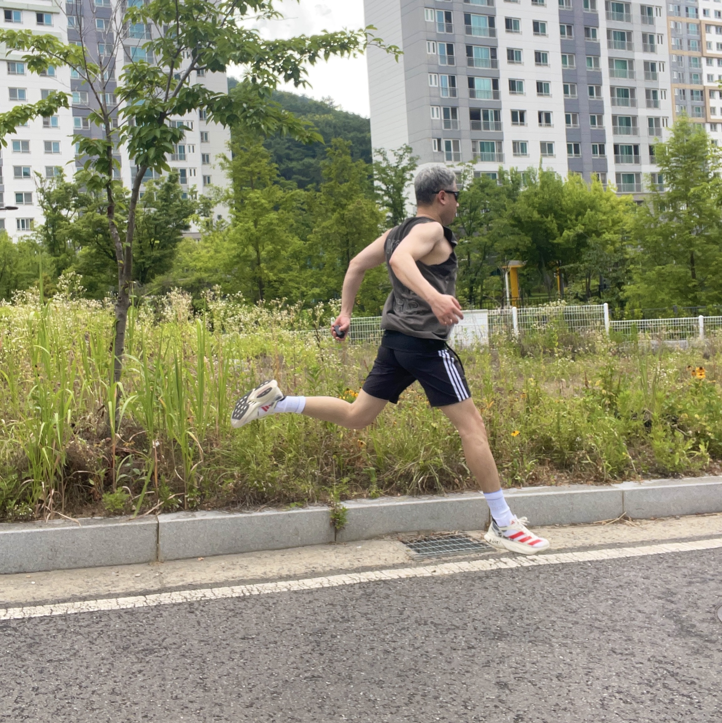 Adidas Adizero Adios Pro 4 Off White Better Scarlet, Adidas Adicolor Classic Sprinter Shorts Black - KR Sizing 착용 스타일