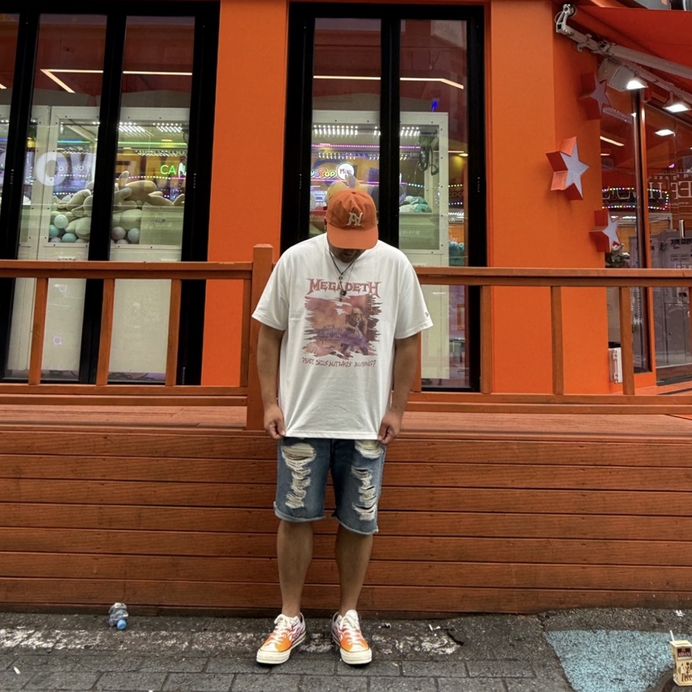 New Era x Megadeth Album Graphic T-Shirt Off White, Converse Chuck 70 Ox Archive Print Flames White 착용 스타일 - 2