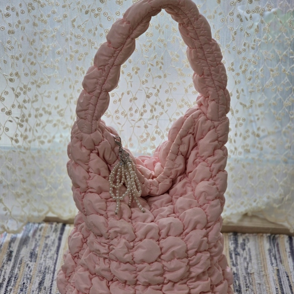 COS Quilted Mini Tote Bag Light Pink 착용 스타일 - 3