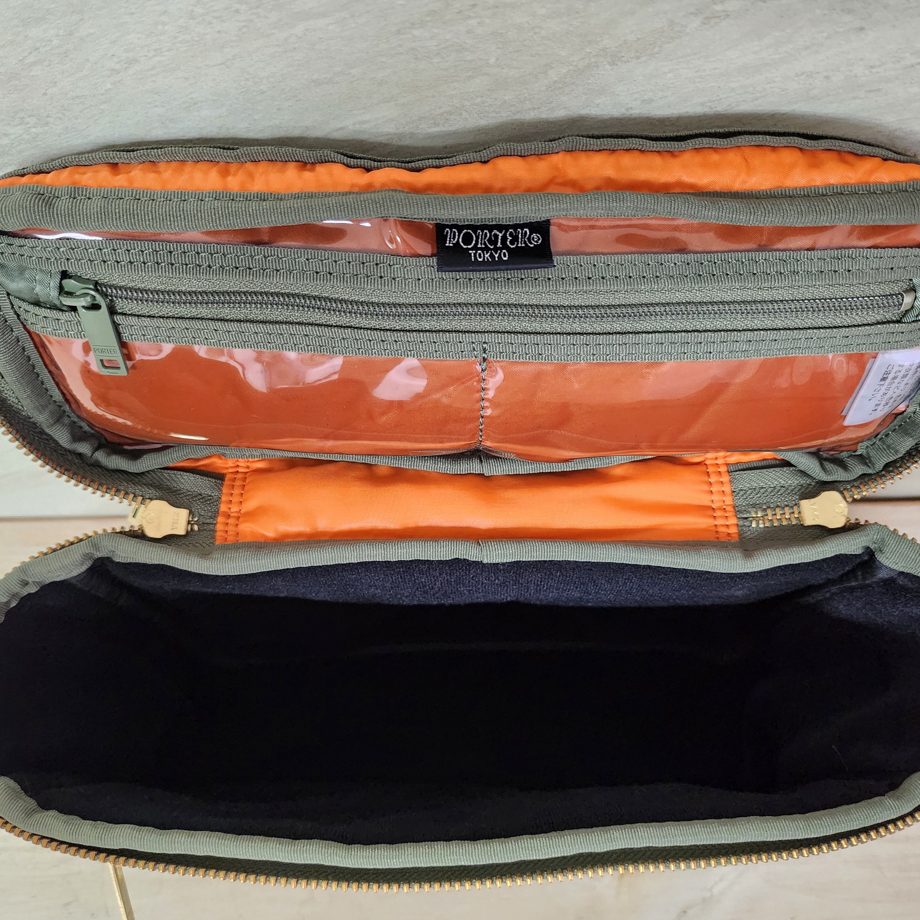 Porter Tanker Camera Bag Sage Green 착용 스타일 - 5
