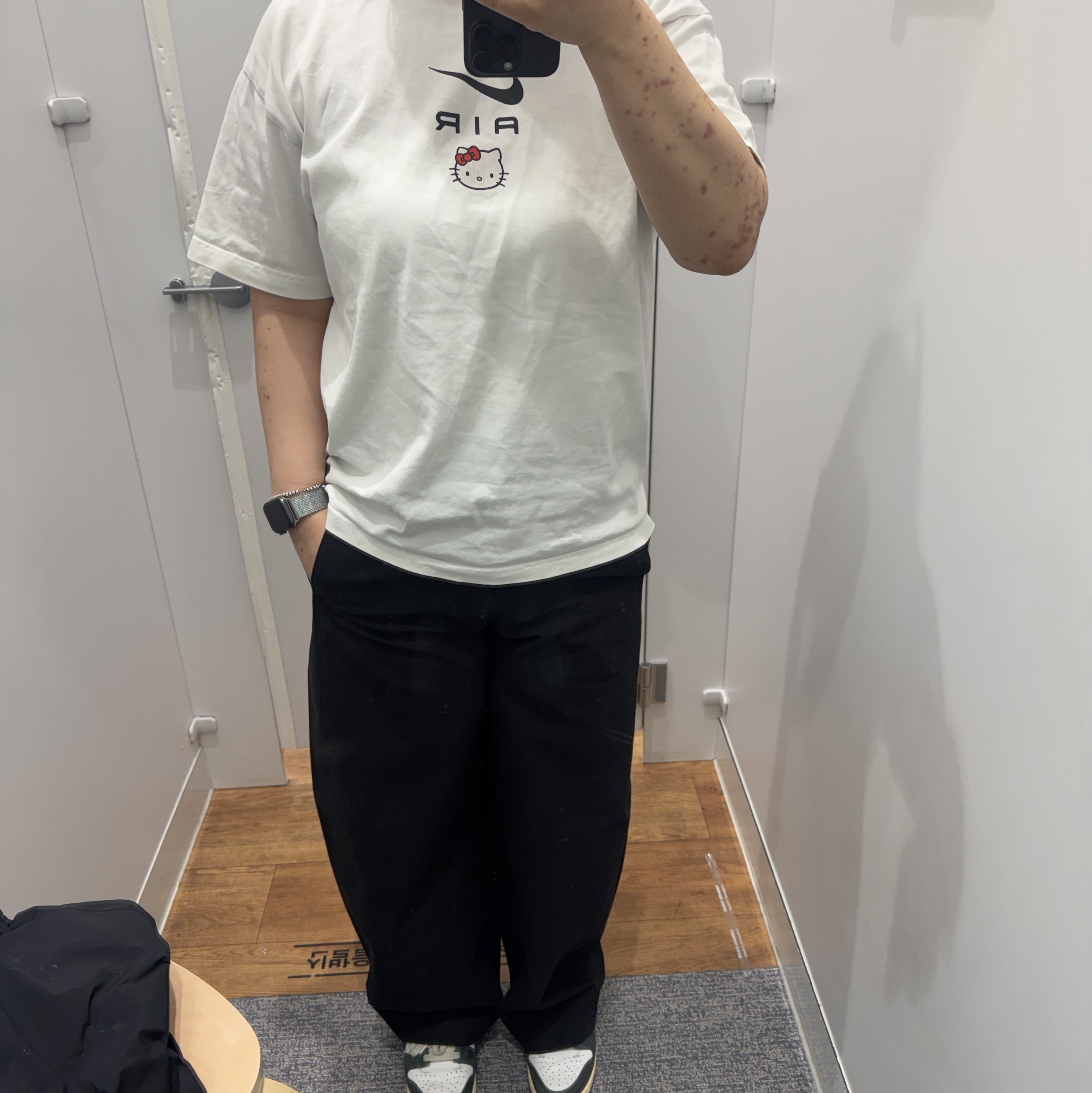 (W) Nike Dunk Low Vintage Green, Nike x Hello Kitty NRG Air T-Shirt White - Asia 착용 스타일